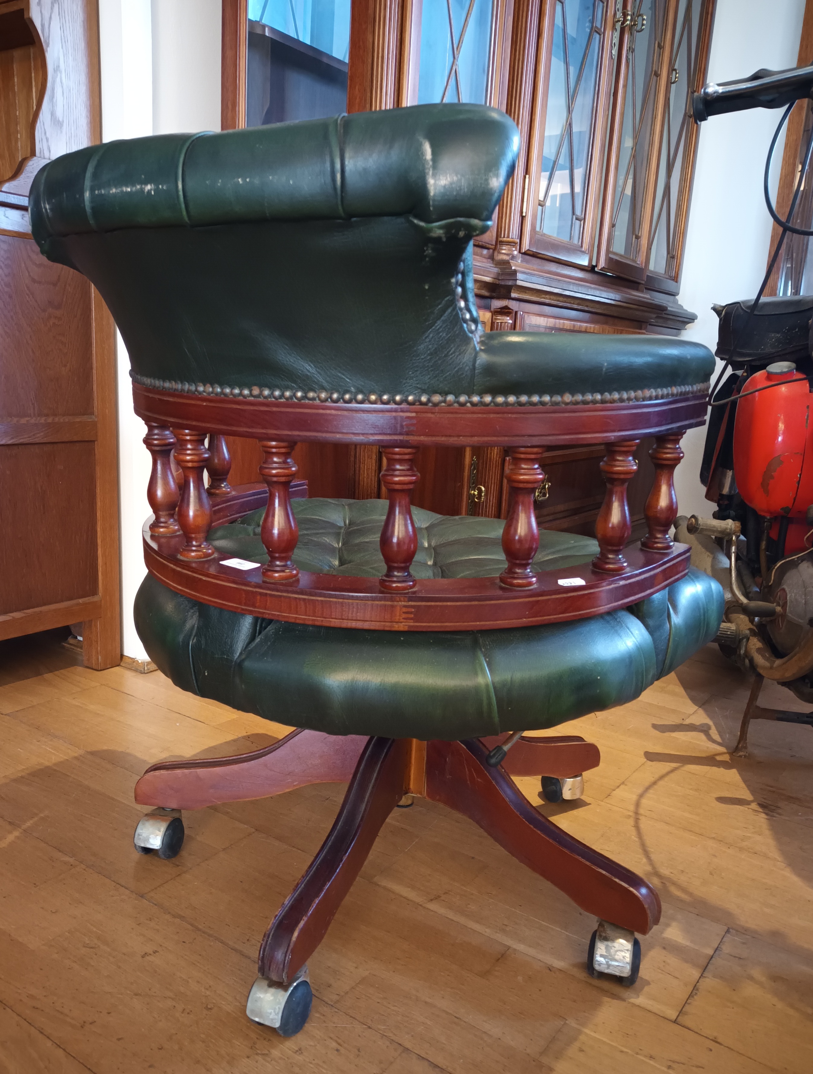 A mahogany framed green leather button back captain's chair by Ring Mekanikk, Norway, with swivel - Image 4 of 6