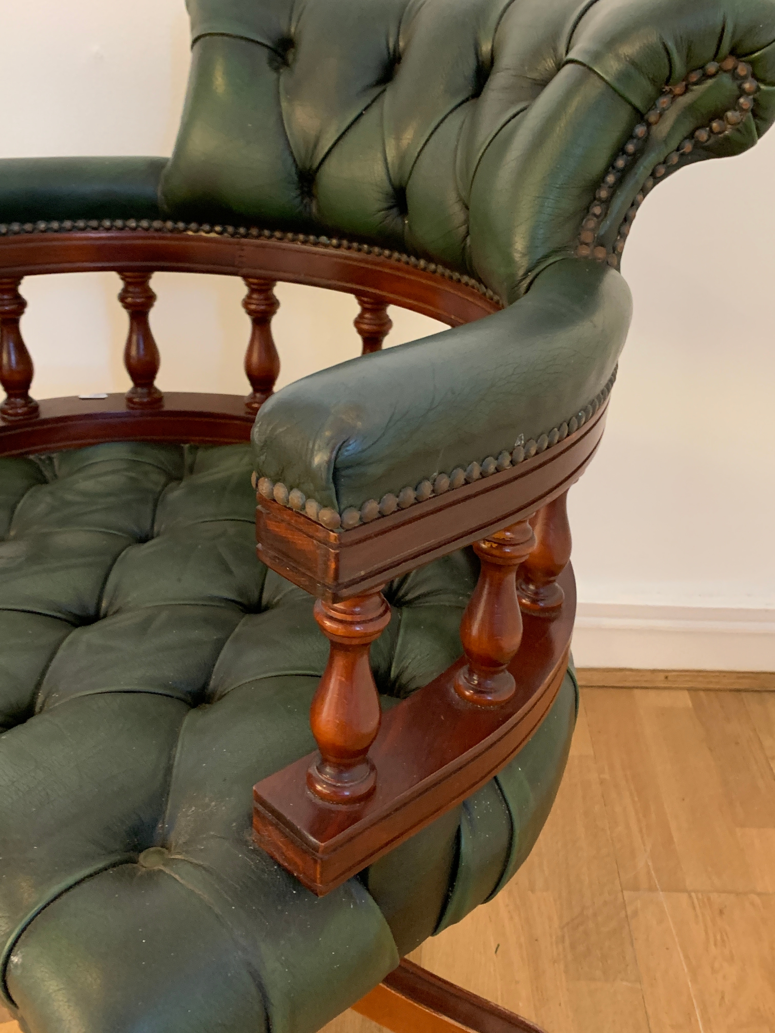 A mahogany framed green leather button back captain's chair by Ring Mekanikk, Norway, with swivel - Image 2 of 6