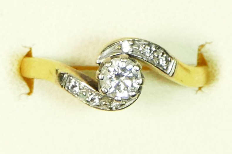 An 18ct gold and brilliant cut diamond ring, diamond set shoulders, stated weight 0.30cts, colour