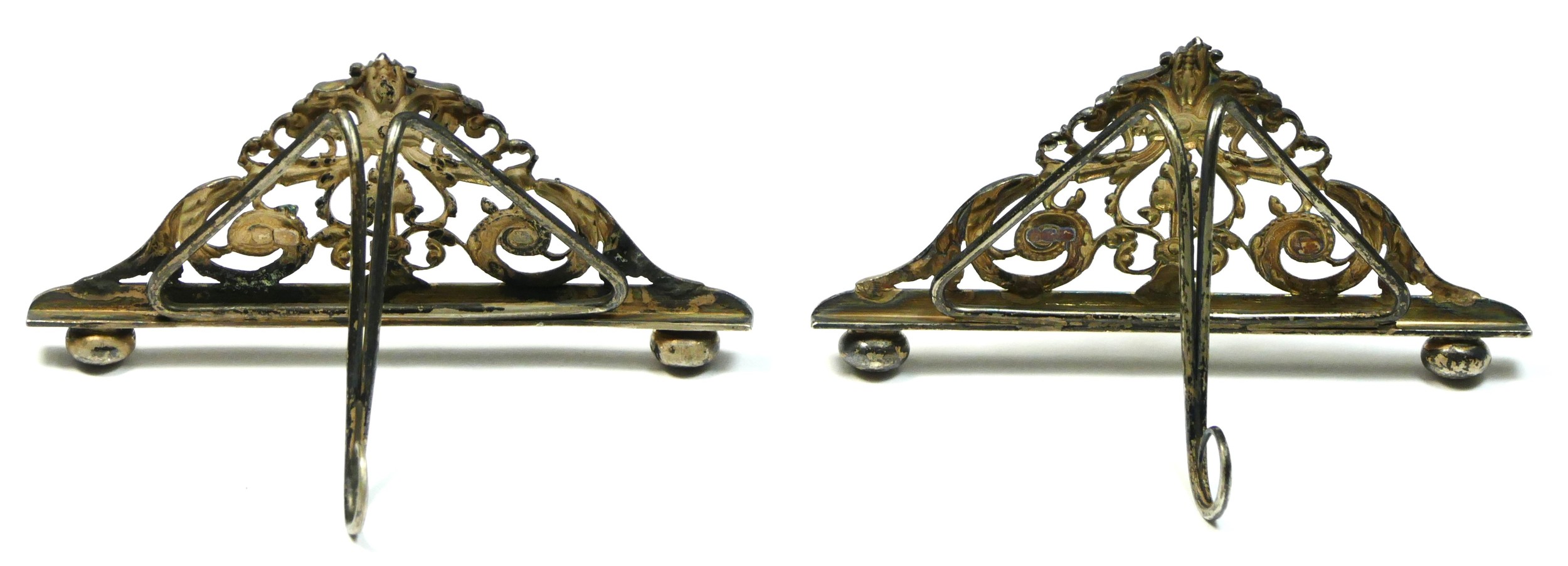 An Edwardian silver pair of menu holders, London 1904, with pierced scroll decoration, 9.5 x 5cm, - Image 3 of 3