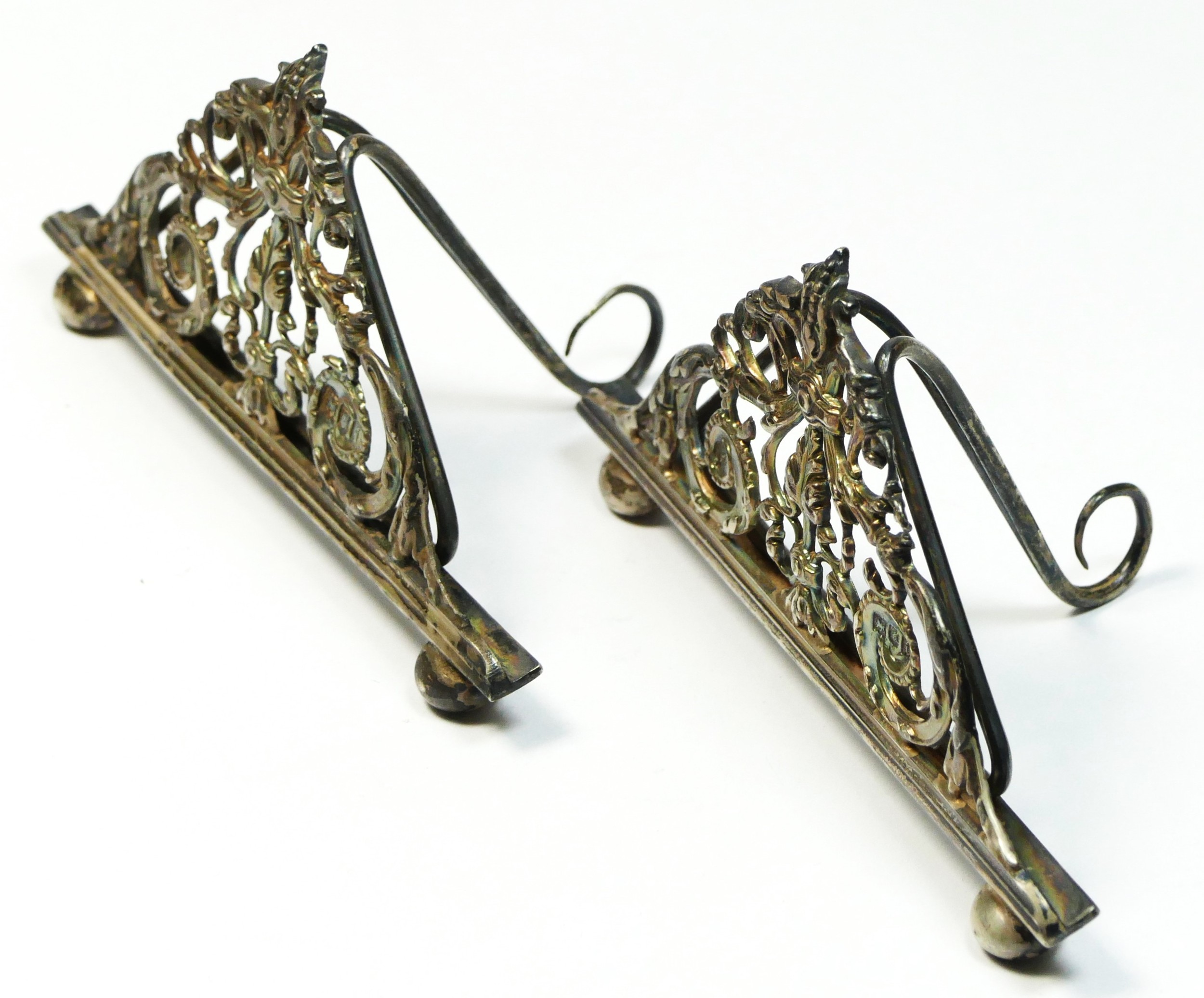 An Edwardian silver pair of menu holders, London 1904, with pierced scroll decoration, 9.5 x 5cm, - Image 2 of 3
