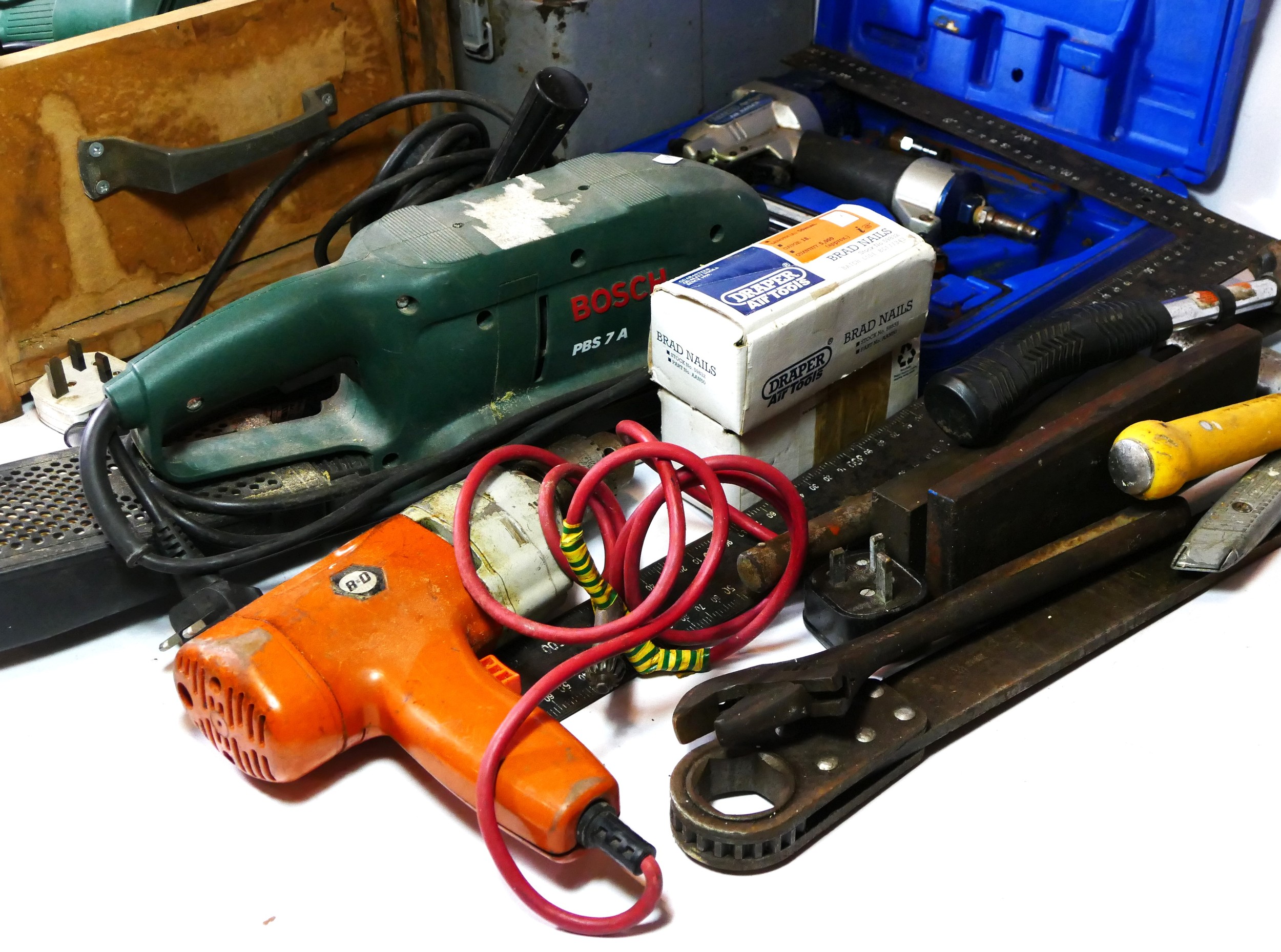 A collection of power tools and hand tools to include a Bosch sander, a grinder, a Elu planer, a - Image 2 of 4