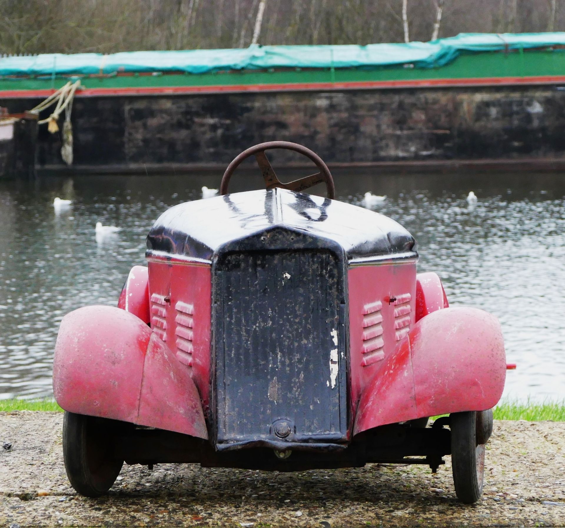 Eureka Super Junior 35 child's pedal car, c.1935-38, metal body painted in red over black, metal - Image 10 of 14