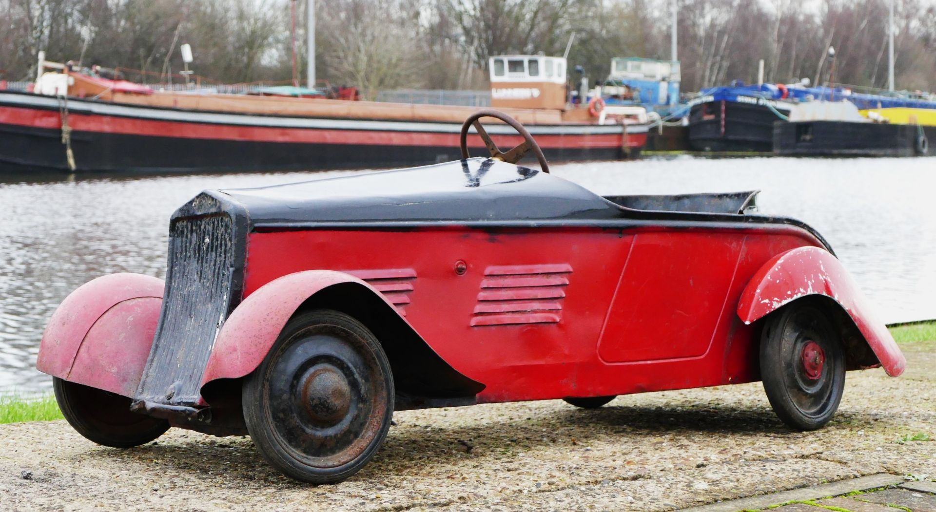 Eureka Super Junior 35 child's pedal car, c.1935-38, metal body painted in red over black, metal - Image 9 of 14