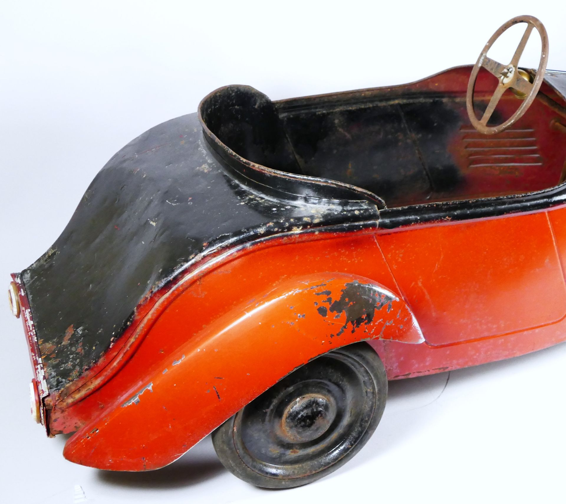 Eureka Super Junior 35 child's pedal car, c.1935-38, metal body painted in red over black, metal - Image 4 of 14