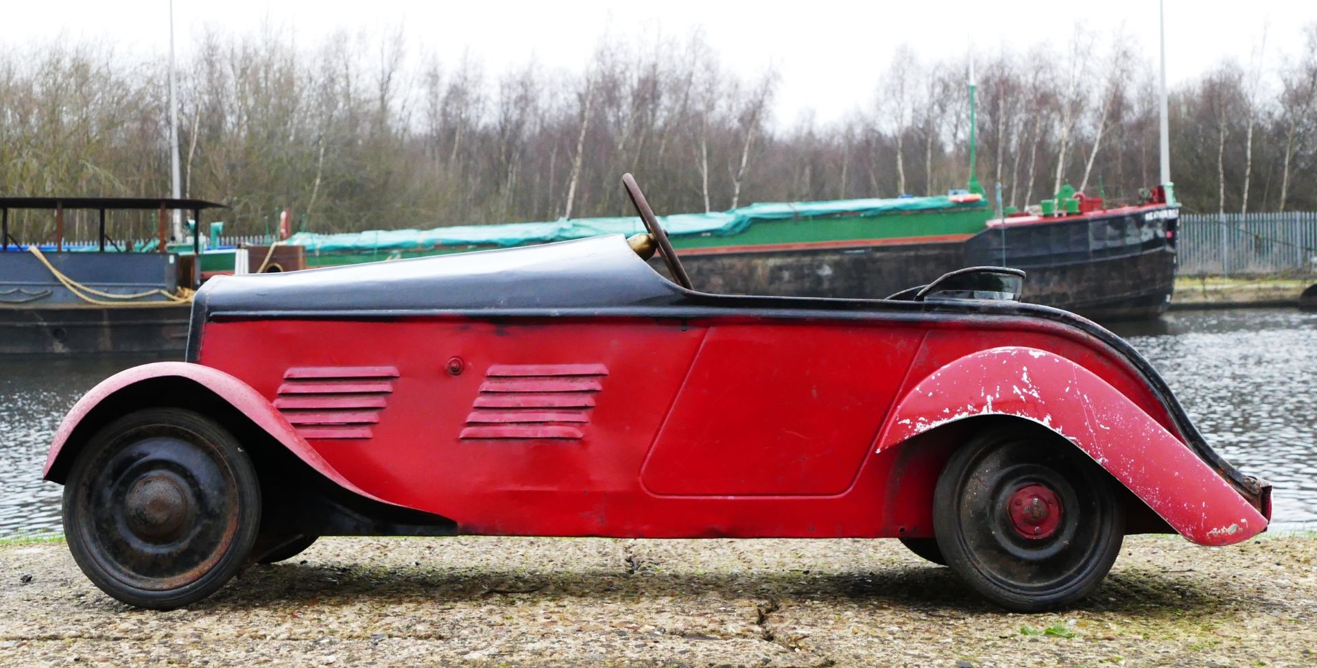 Eureka Super Junior 35 child's pedal car, c.1935-38, metal body painted in red over black, metal - Image 11 of 14