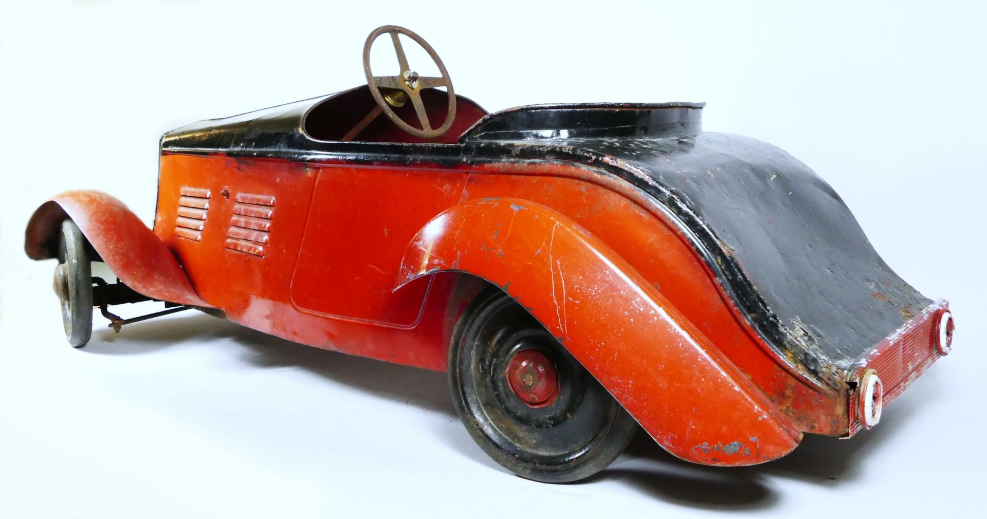 Eureka Super Junior 35 child's pedal car, c.1935-38, metal body painted in red over black, metal - Image 2 of 14