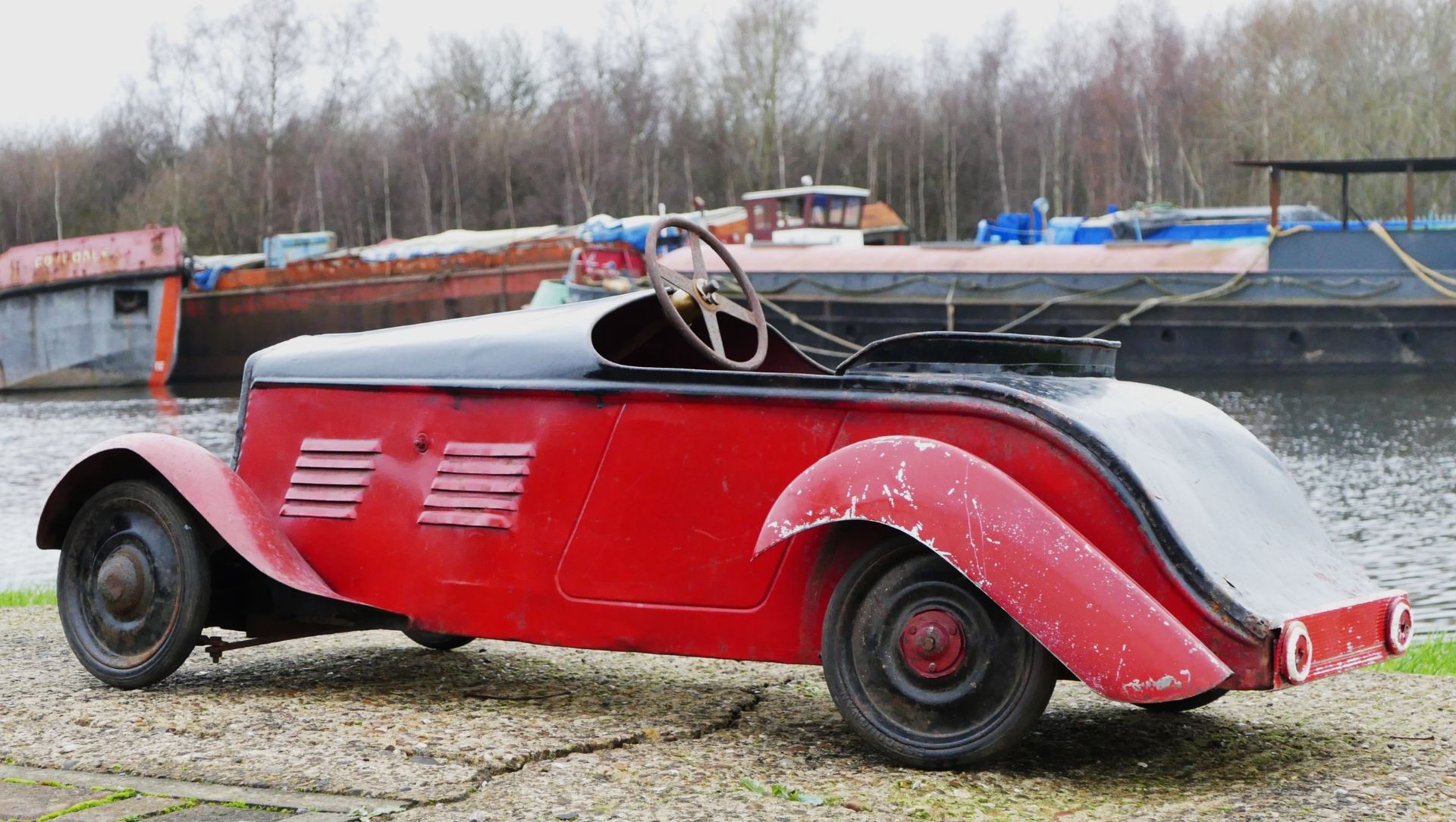 Eureka Super Junior 35 child's pedal car, c.1935-38, metal body painted in red over black, metal - Image 12 of 14