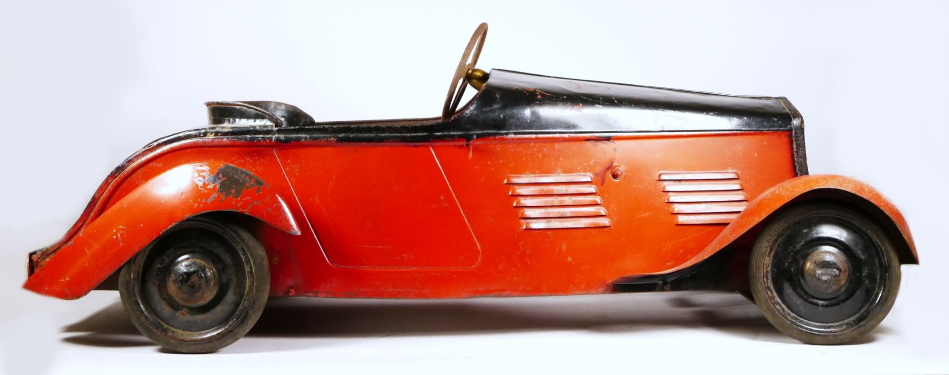 Eureka Super Junior 35 child's pedal car, c.1935-38, metal body painted in red over black, metal - Image 3 of 14