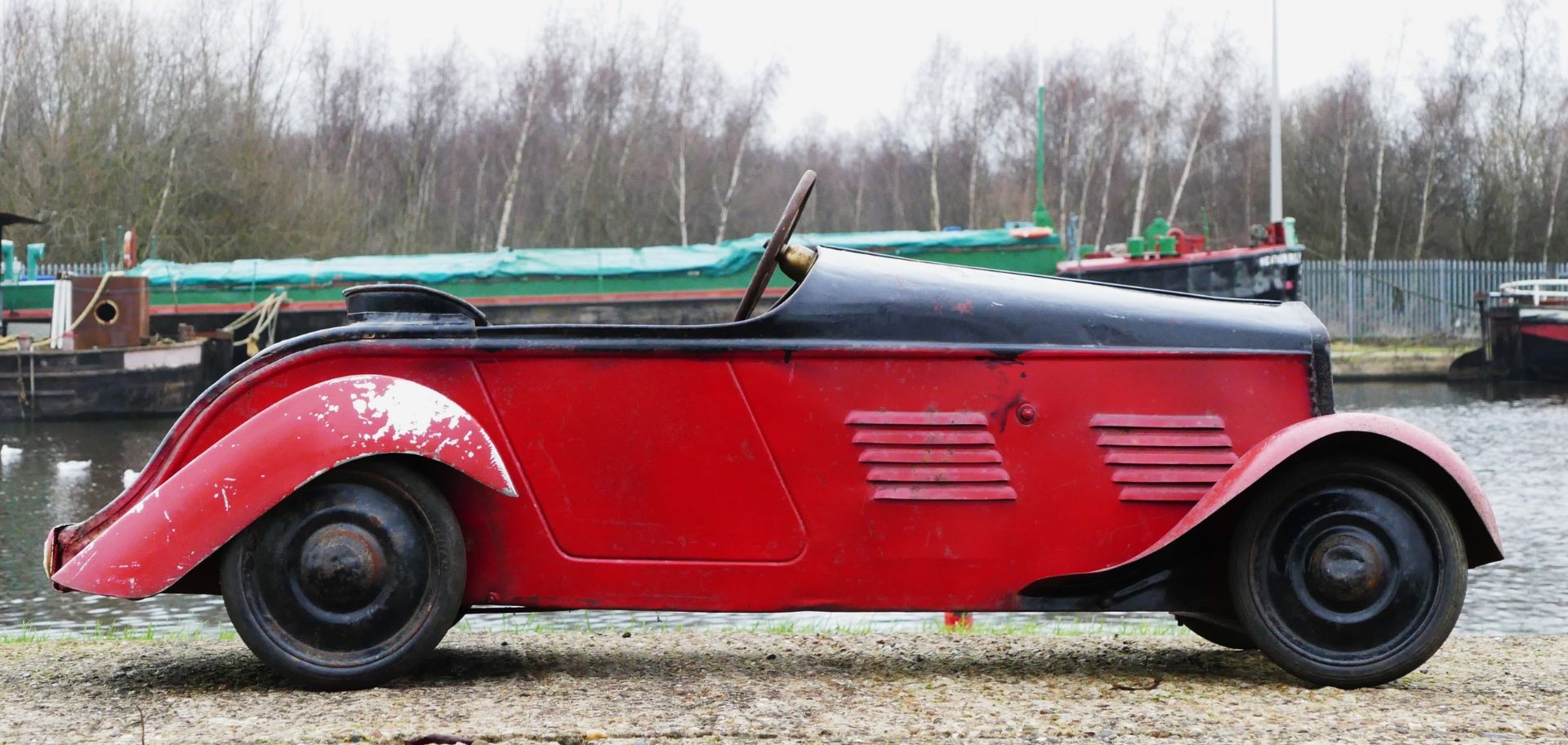 Eureka Super Junior 35 child's pedal car, c.1935-38, metal body painted in red over black, metal - Image 13 of 14