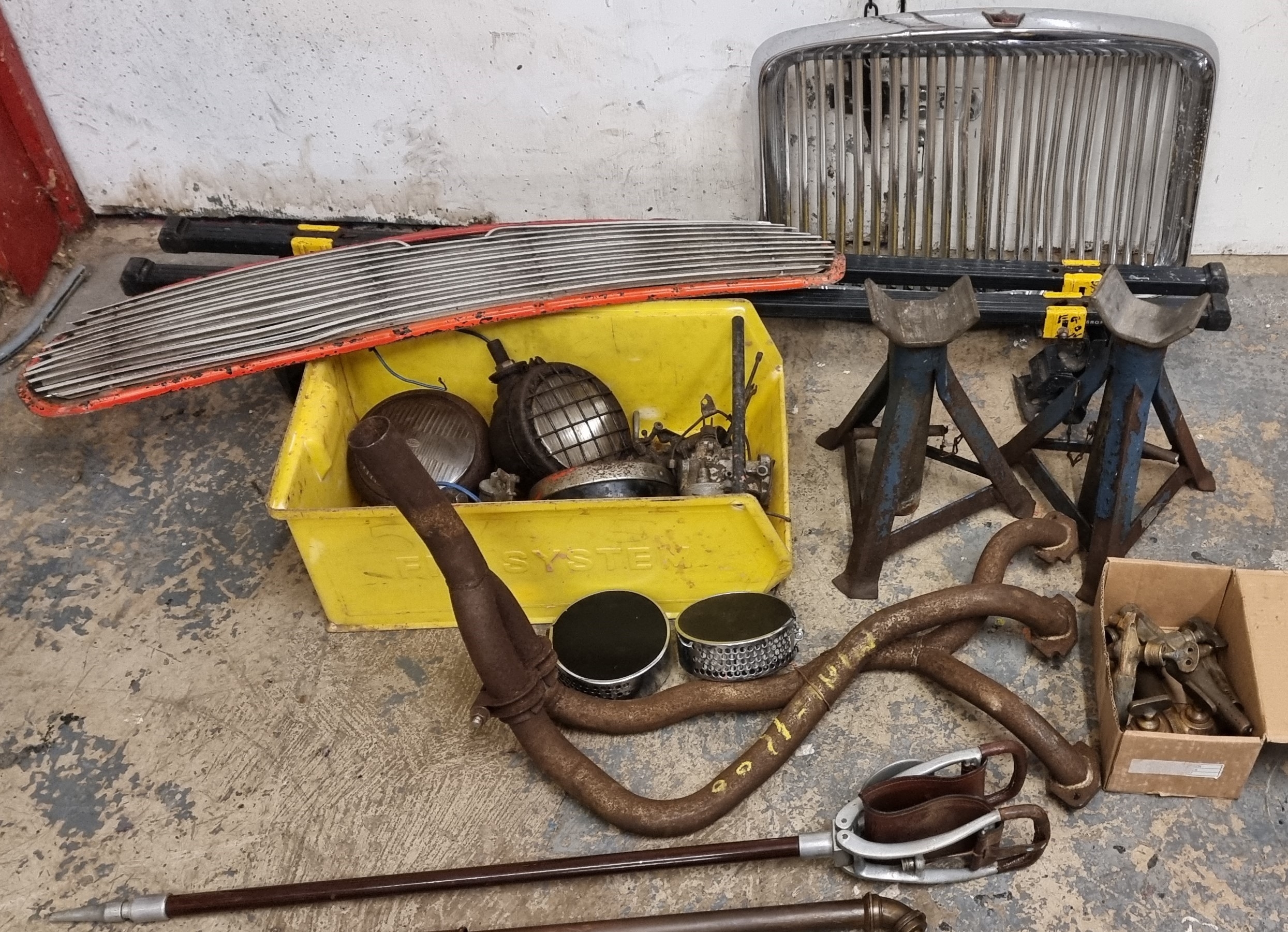 An auto jumblers lots, to include a BMC 1100/1300 Vanden Plas, a Mini down pipe, various lamps and