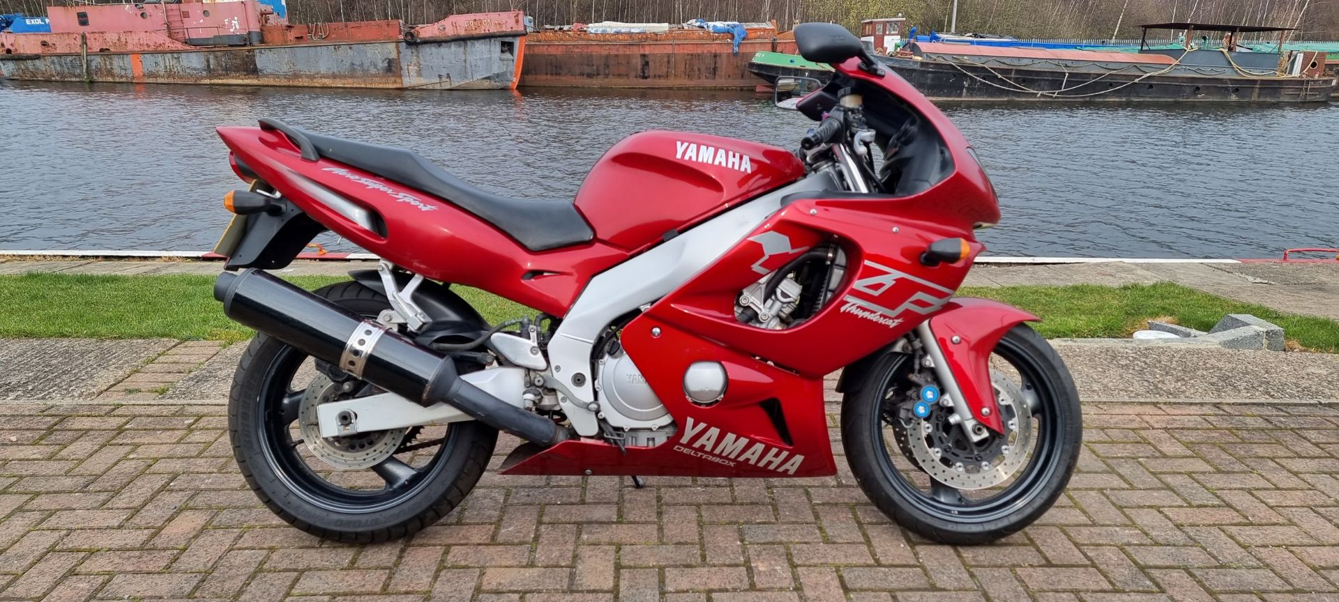 1999 Yamaha YZF 600R, 599cc. Registration number T81 KLF. Frame number JYA4TV00000043081. Engine