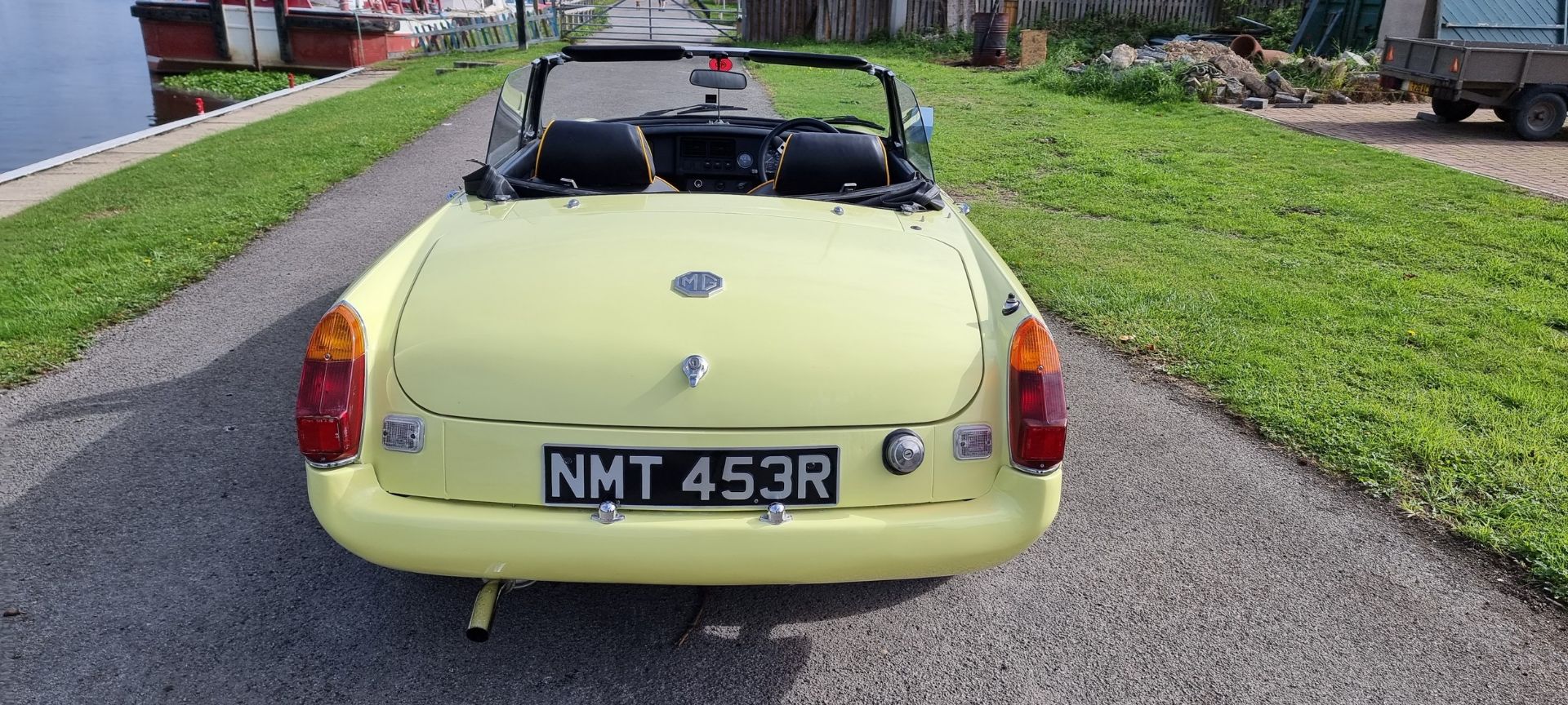 1975 MG B Roadster, 1798cc. Registration number NMT 453R. Chassis number GHN5-42103G. Engine number - Image 7 of 20