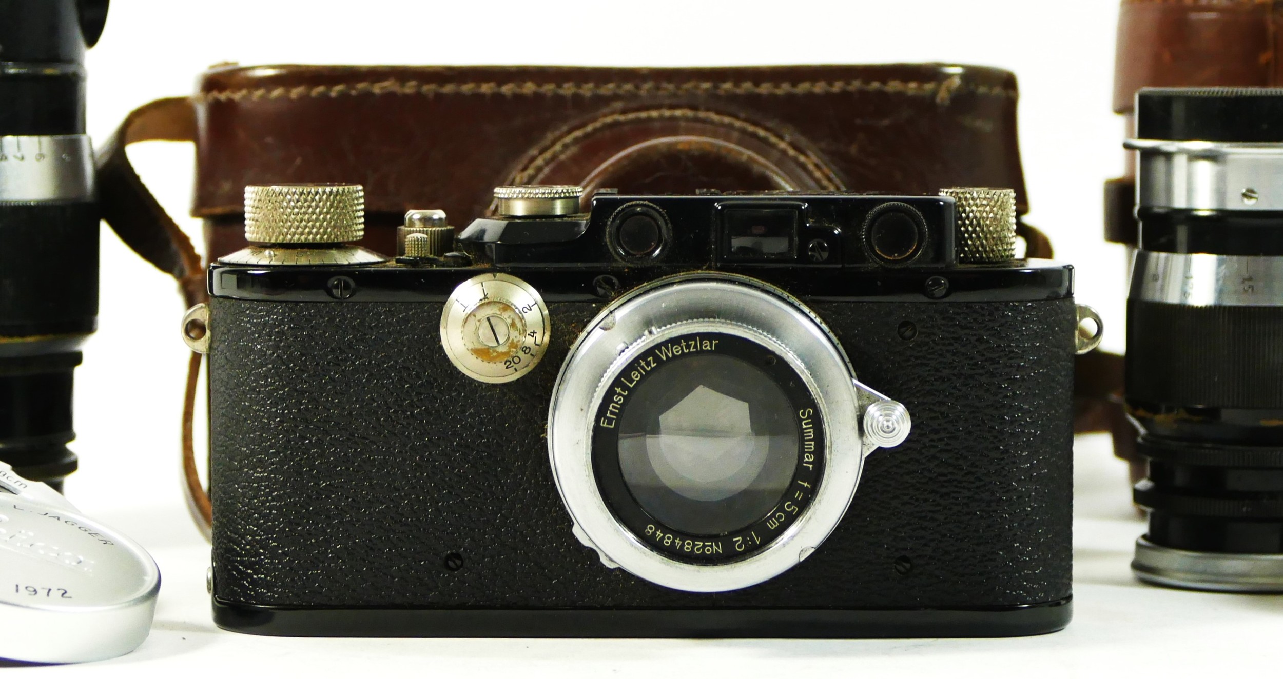 A Leica III D.R.P Ernst Leitz Wetzlar 35mm camera, black (serial No 185240), 1936, together with a - Image 2 of 4