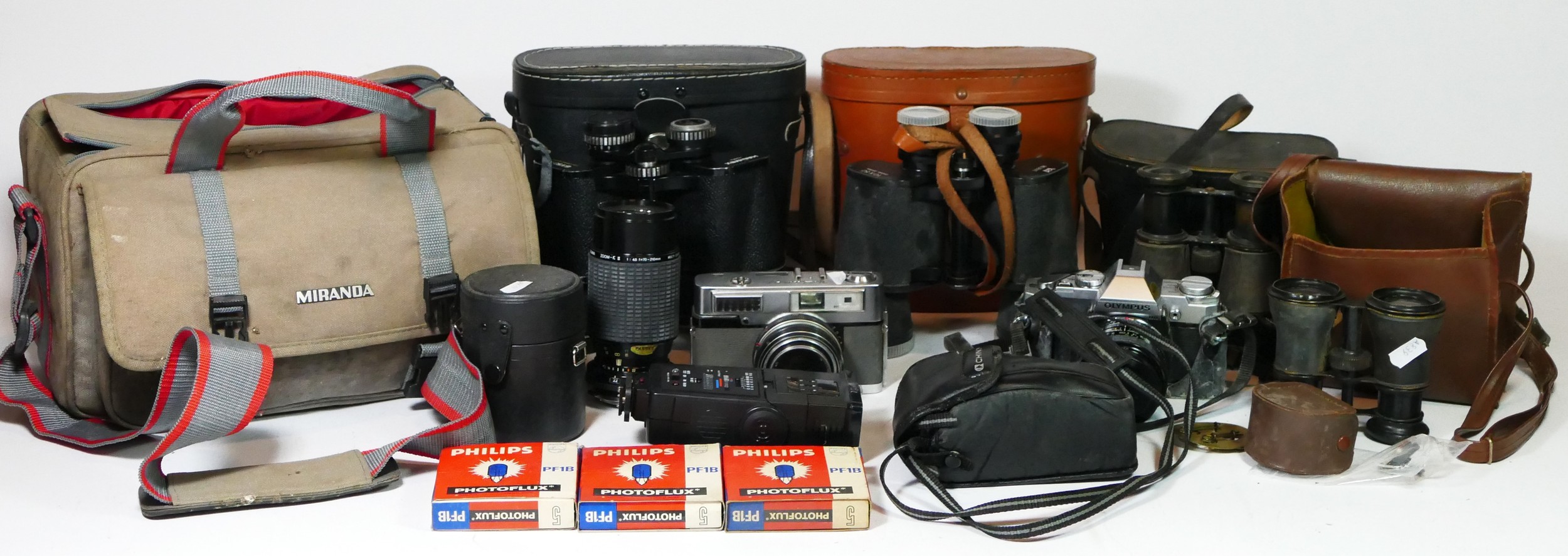 Vintage Tech - to include an Olympus 35mm camera CM30, a Minolta 35mm 'Uniomat' camera, a Sigma zoom