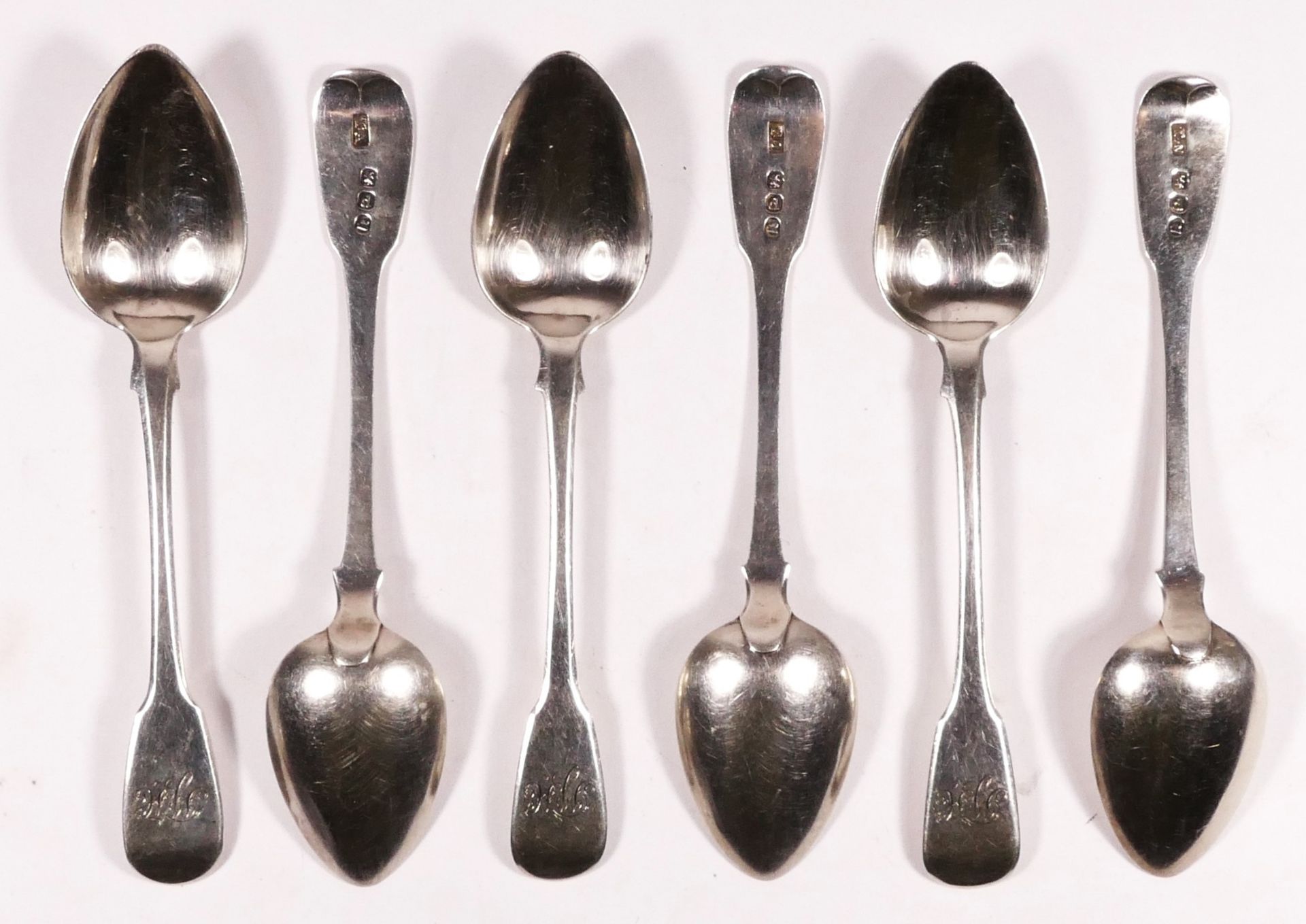 A George III silver set of fiddle pattern tea spoons, London 1819, 104 gm.