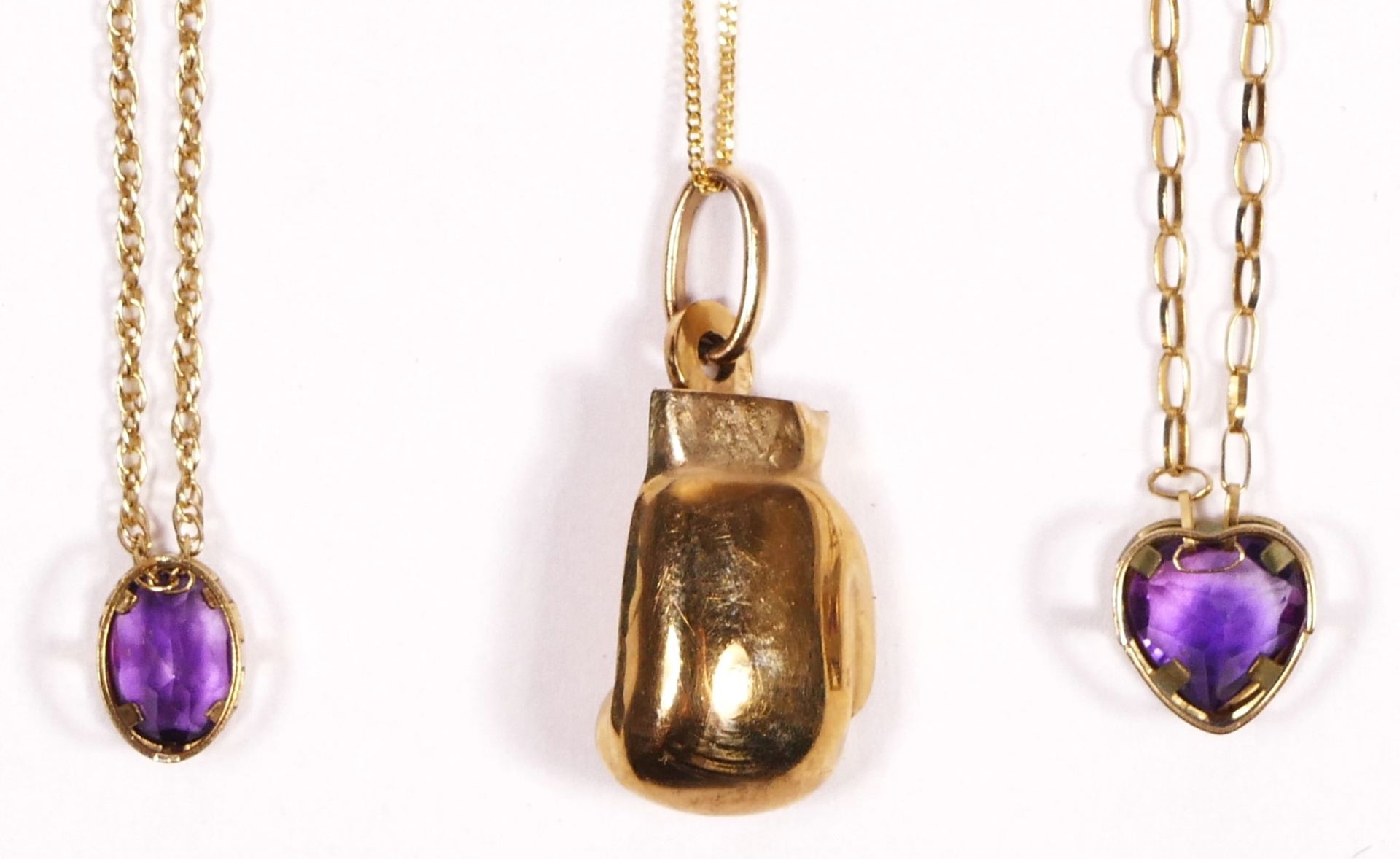 A 9ct gold boxing glove pendant, a 9ct gold amethyst pendant and a 9ct gold amethyst bracelet, 3.2gm - Image 2 of 3
