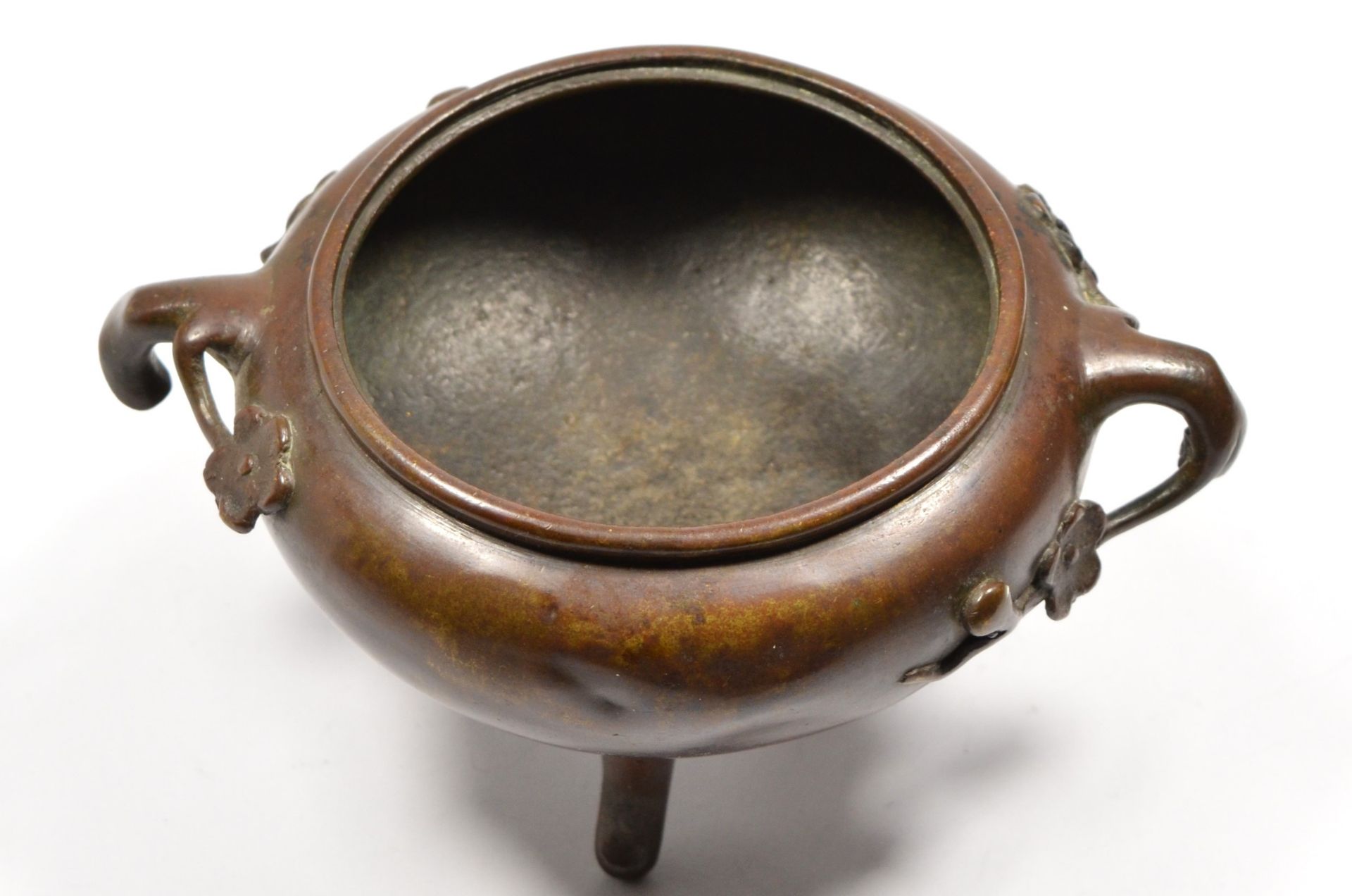 A Chinese bronze censor bowl, with peonie branch handles, raised on three legs, 15cm across handles. - Image 4 of 4