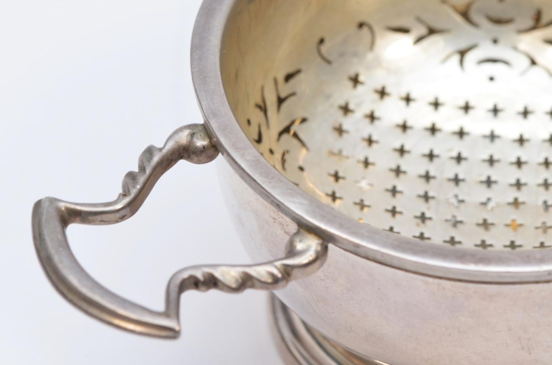 A silver tea strainer, by Goldsmiths & Silversmiths, London 1922, in the form of a Georgian lemon - Image 3 of 3