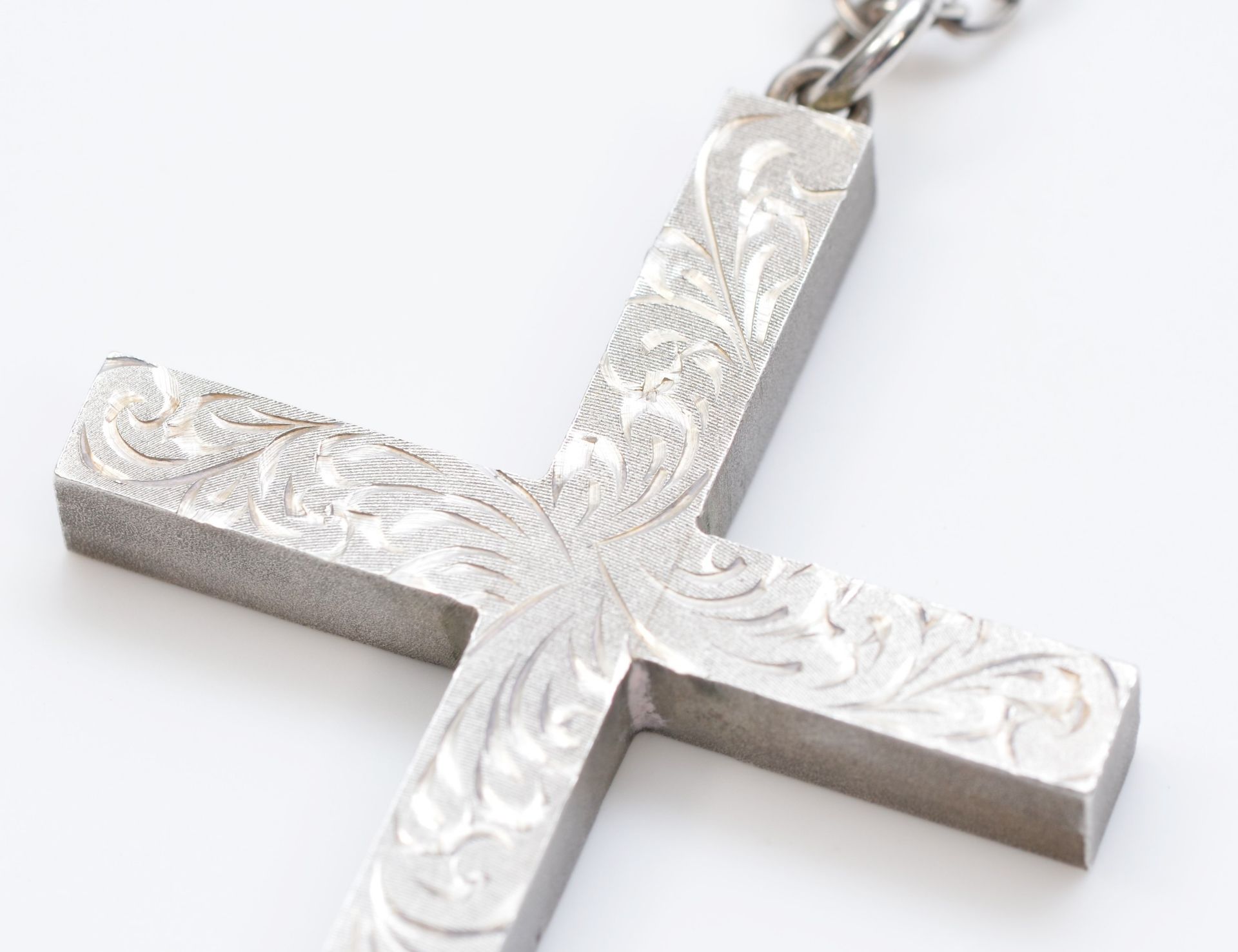 A vintage solid silver cross pendant, Birmingham 1972, with engraved floral decoration, 8 x 4.5cm, - Image 2 of 4