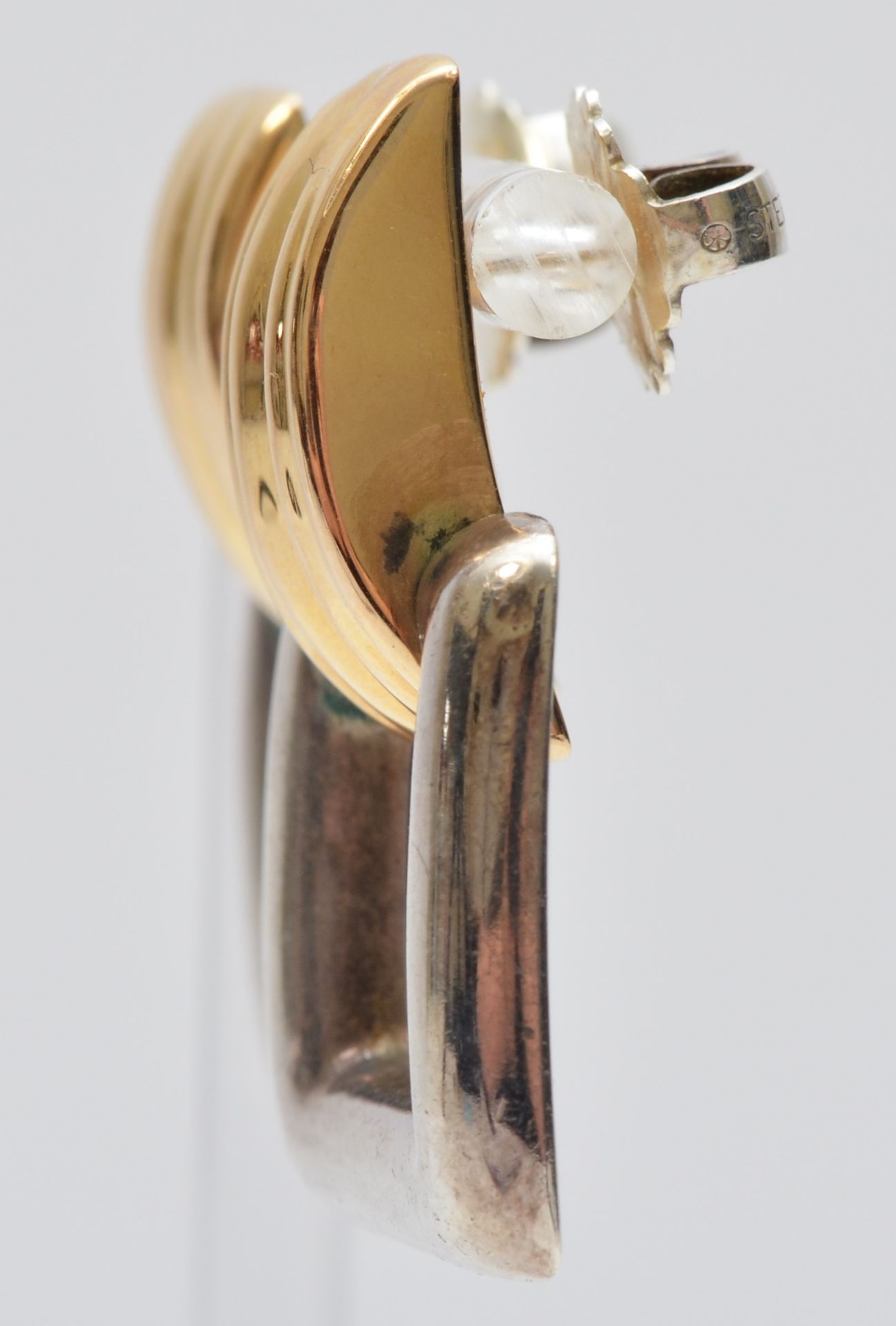 Bayanihan, a 14K gold and silver pair of Modernist ear rings, signed, 35 x 22mm, 11gm. The Bayanihan - Image 3 of 3