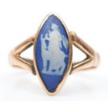 An Edwardian 9ct rose gold and blue jasperware panel ring, 19mm, O, 2.8gm