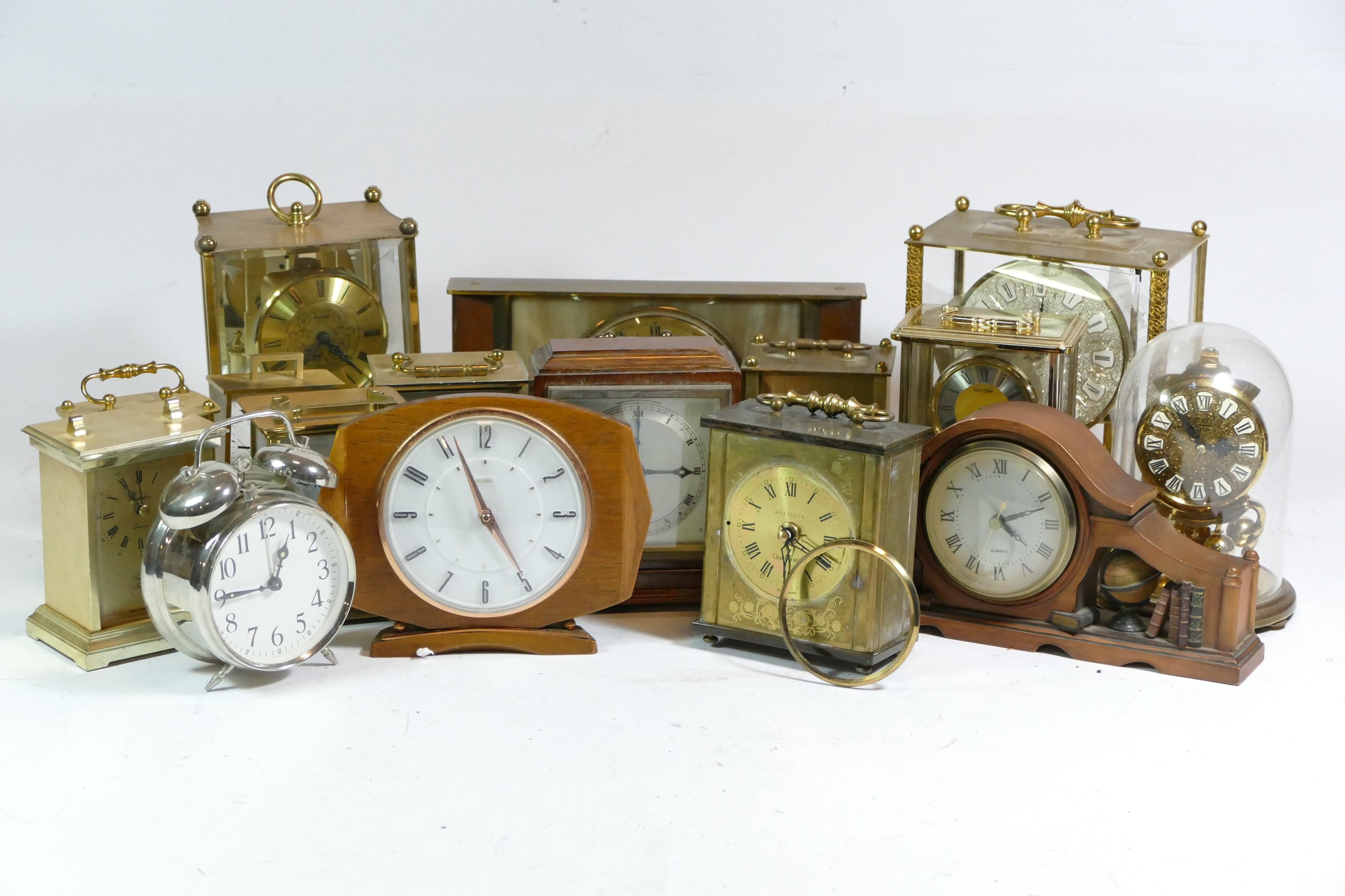 A collection of mid 20th century and later mantel clocks, having manual wind and quartz movements, - Image 3 of 4