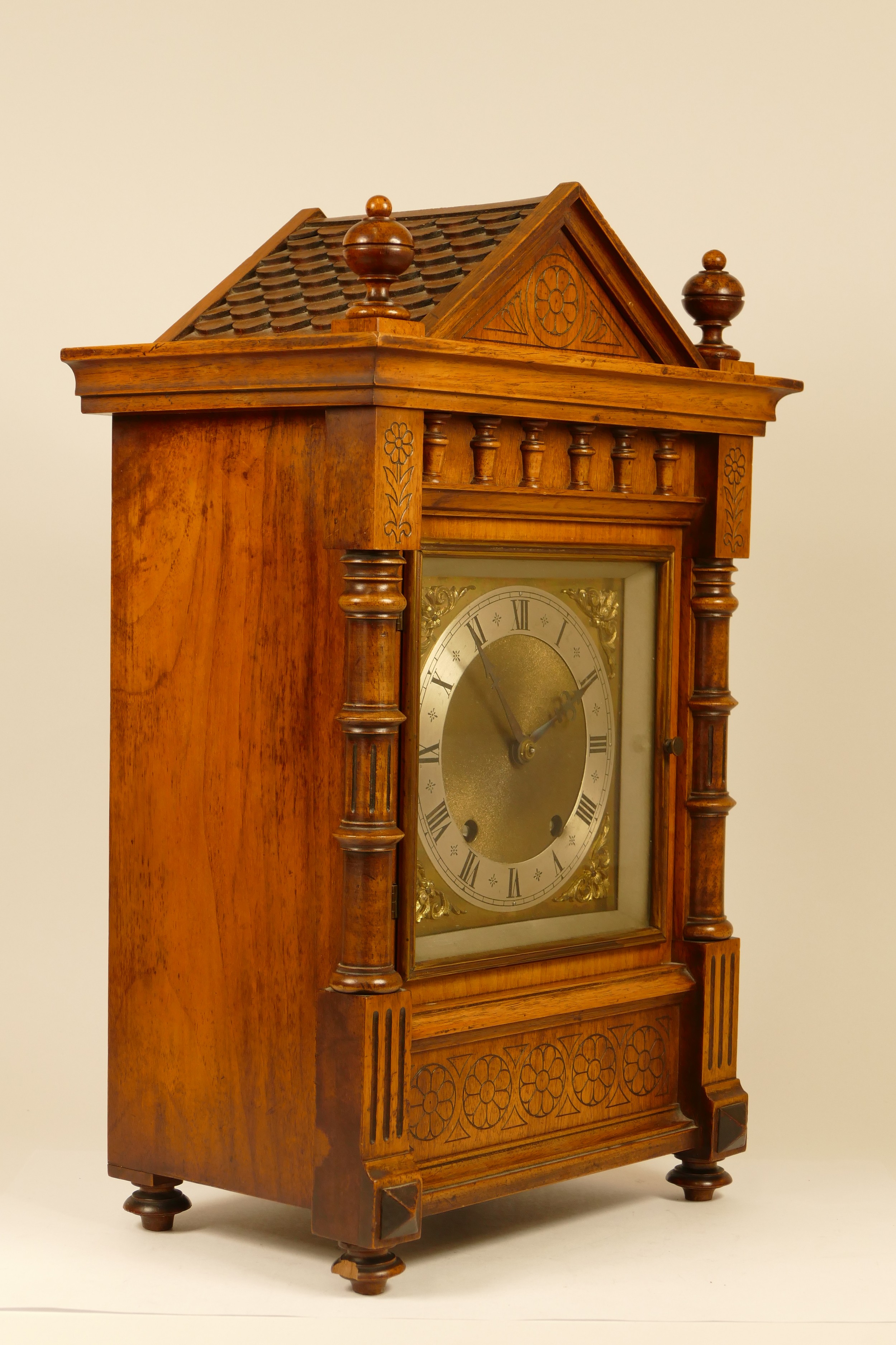 An early 20th century mahogany cased mantel clock, having architectural pediment with corinthium - Image 2 of 3