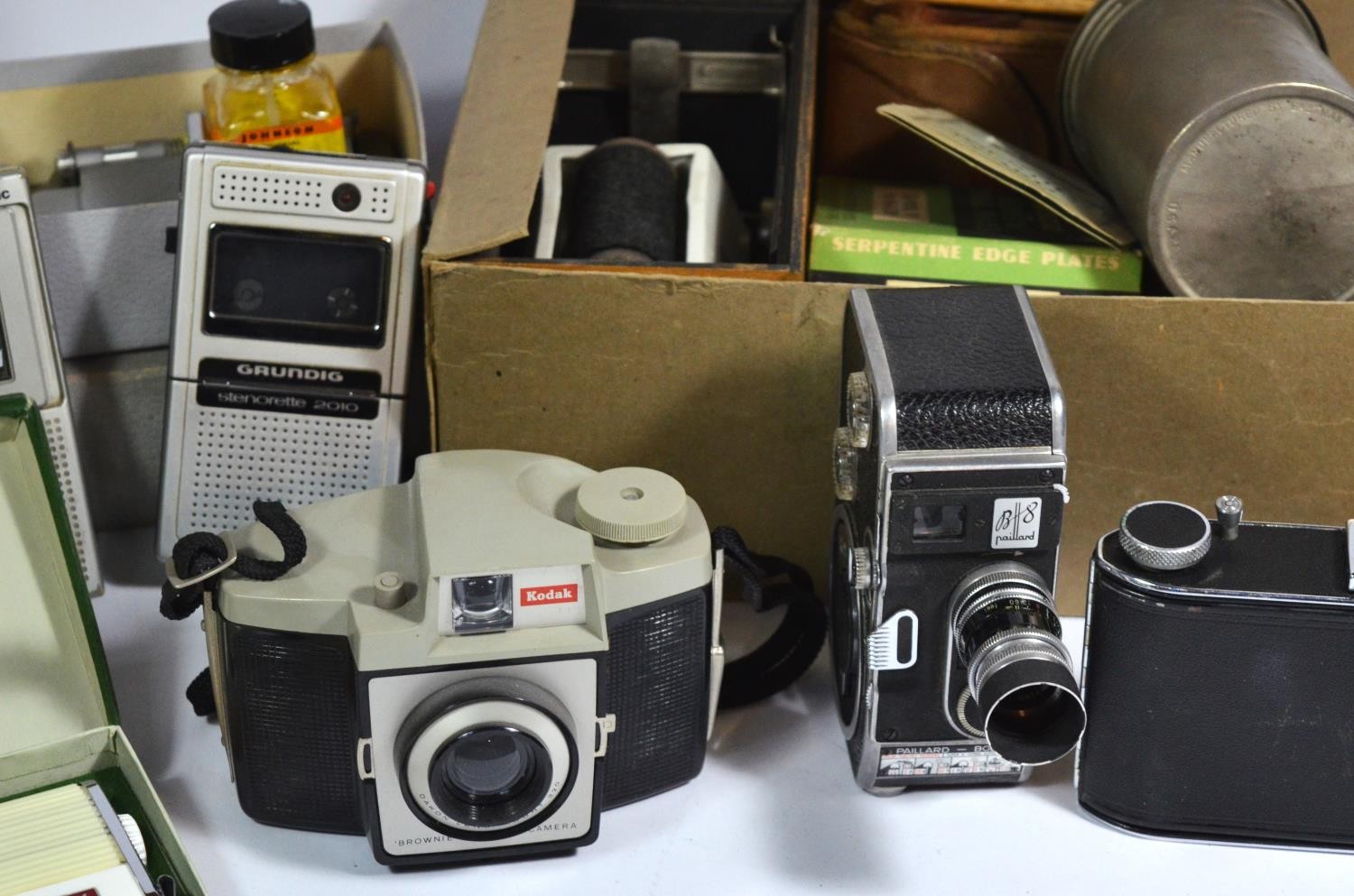 A collection of film, digital and video cameras, to include a Olympus C-740 ultra zoom, with 2gb - Bild 2 aus 2