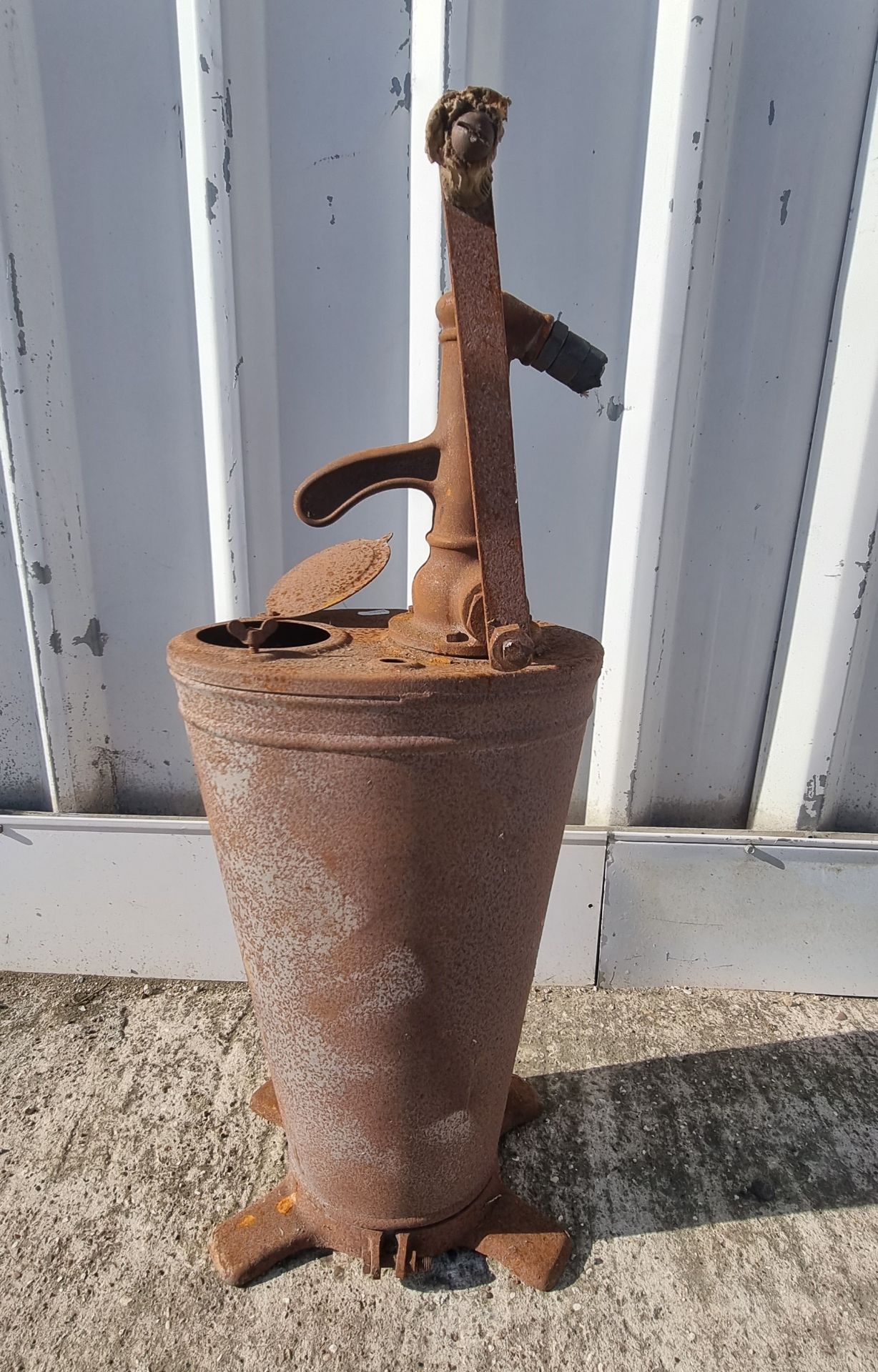 An unbranded forecourt oil dispenser - Image 2 of 2