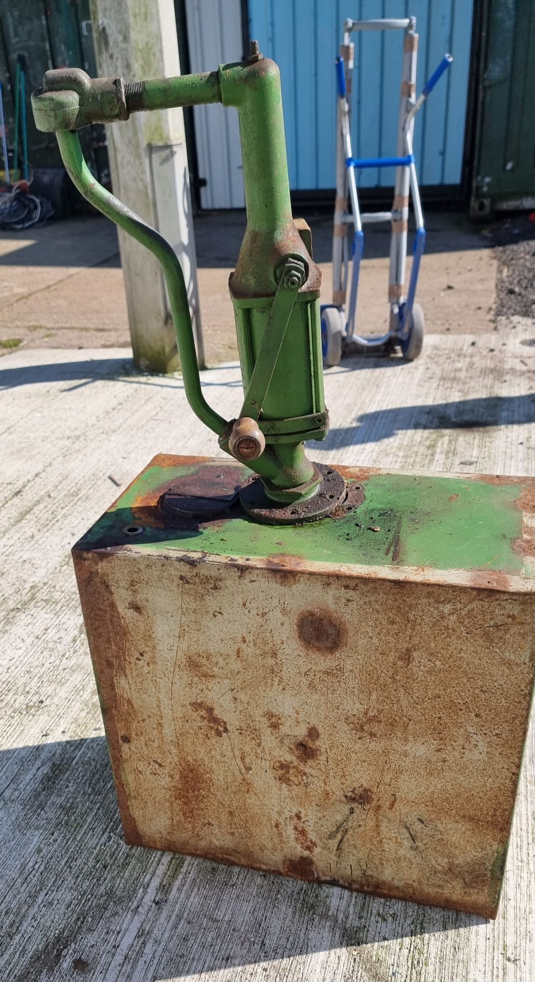 A Castrol forecourt oil dispenser, 115 x 33 x 61cm - Image 4 of 4