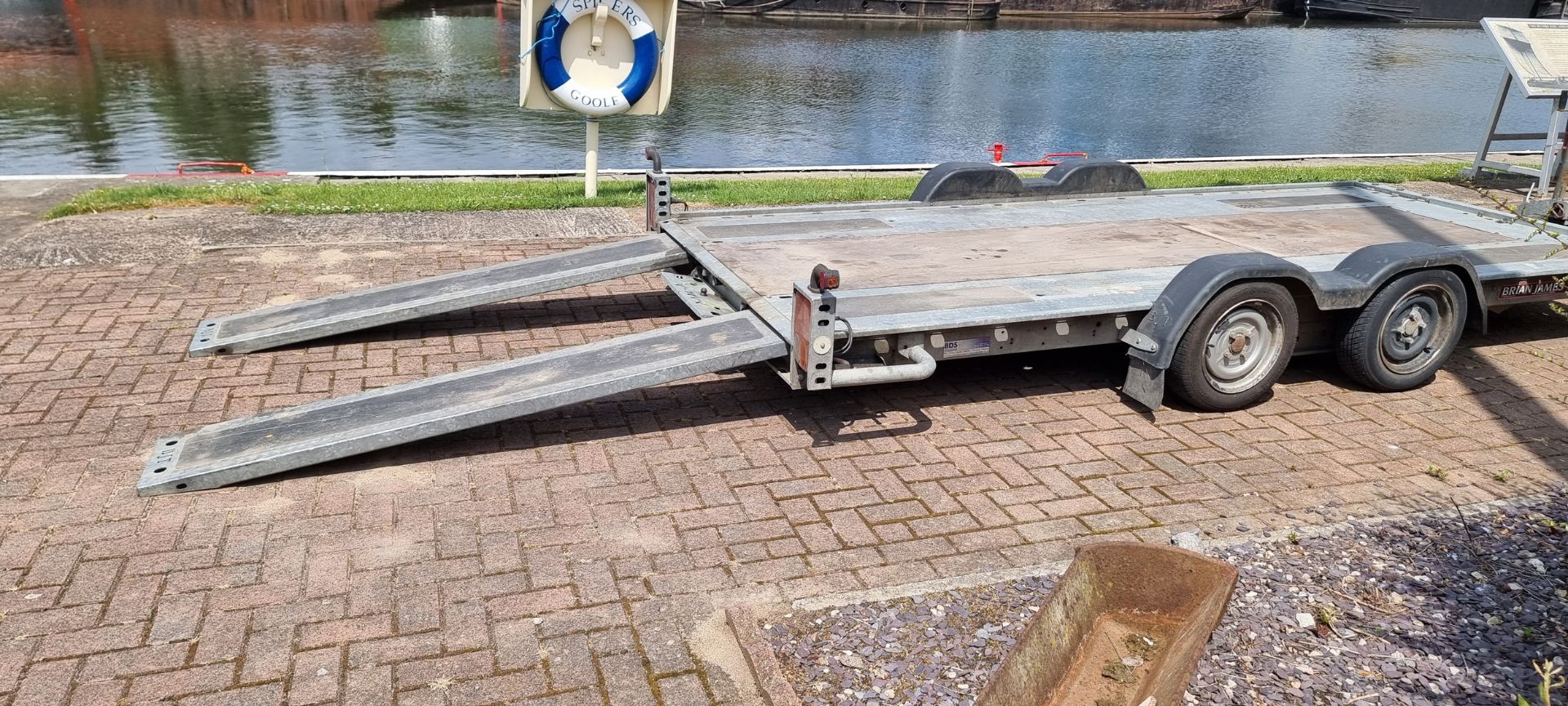 A Brian James twin axel car trailer, 1600kg load, with pull out ramps and locking tow hitch with - Image 2 of 7