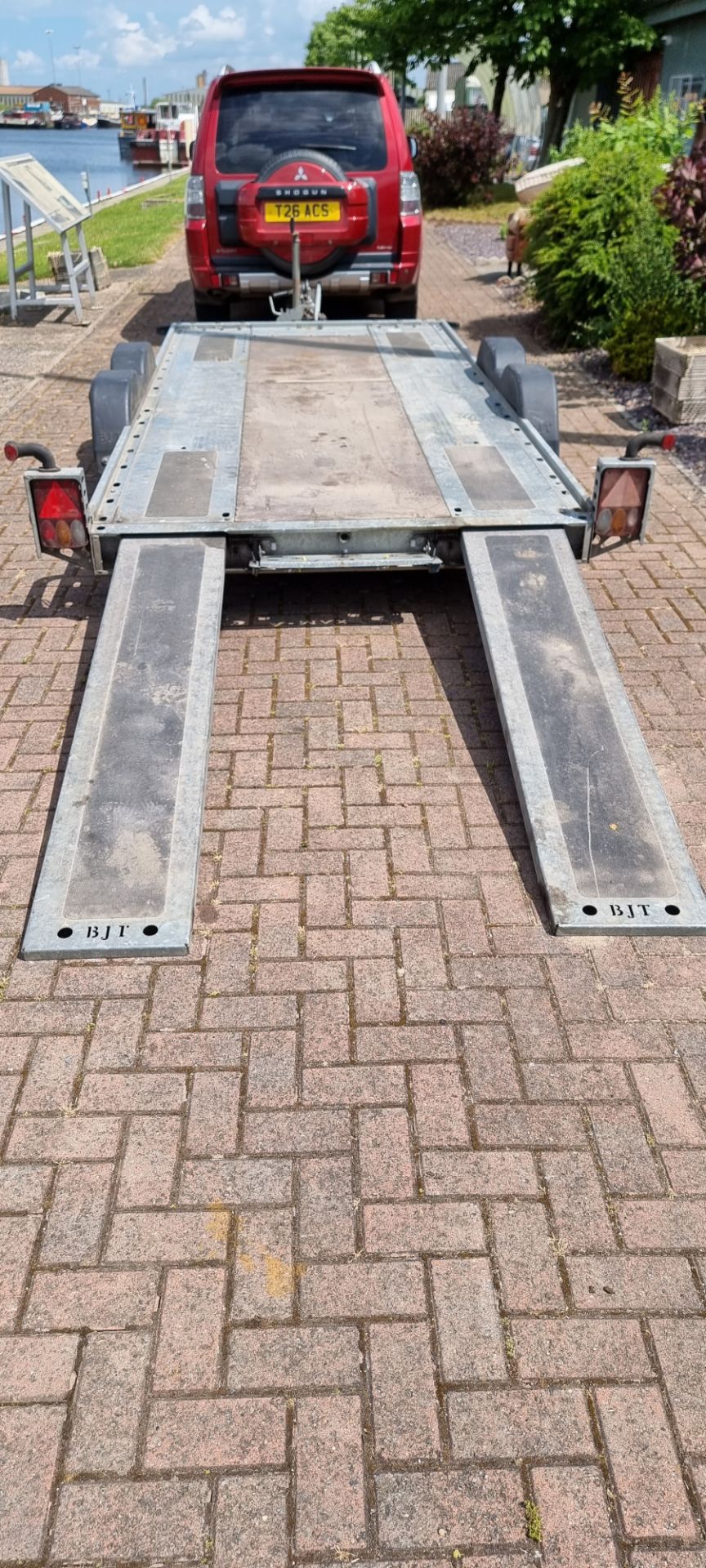 A Brian James twin axel car trailer, 1600kg load, with pull out ramps and locking tow hitch with - Image 3 of 7