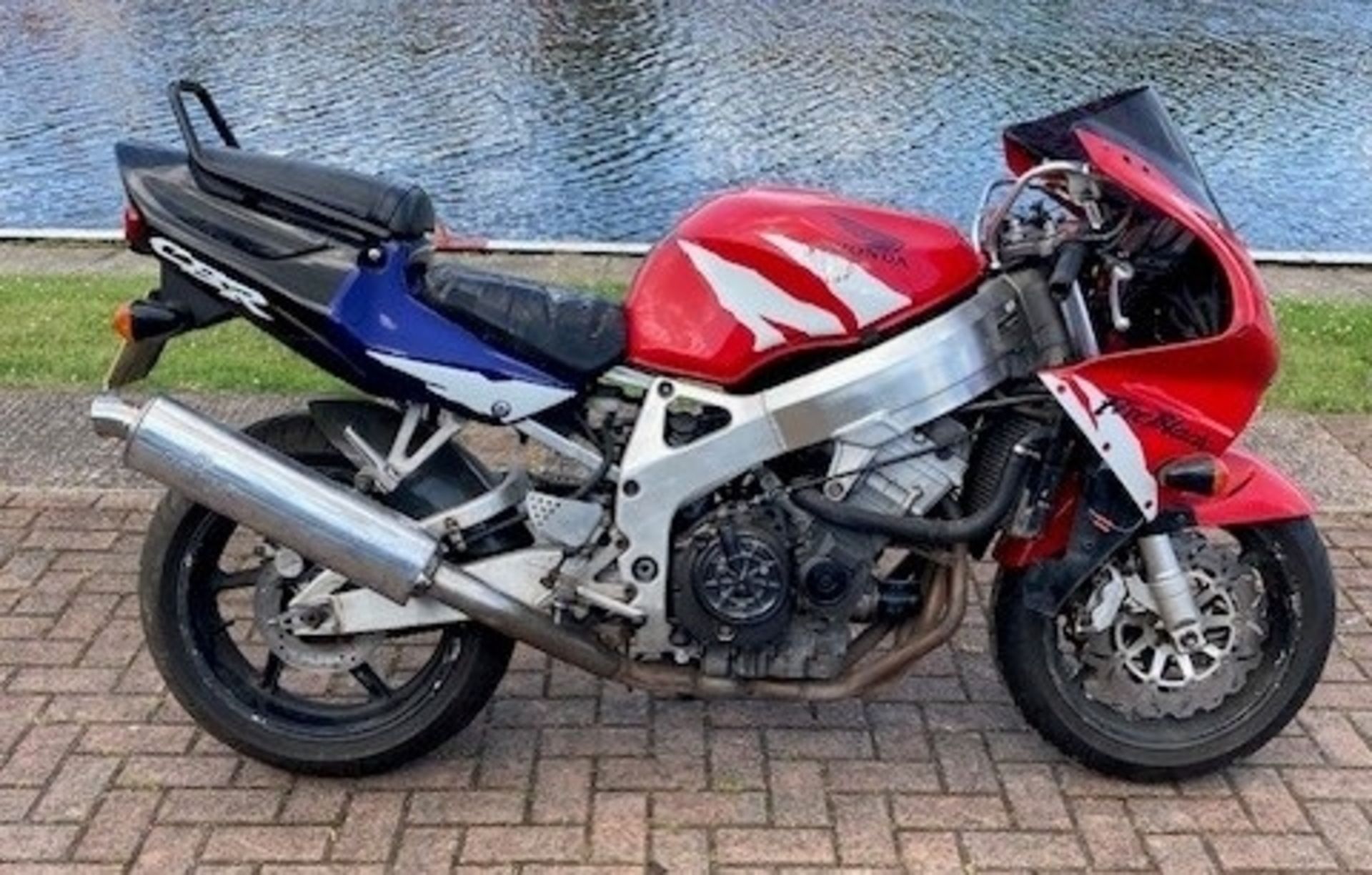 1999 Honda CBR900R, CAT D. Registration number T511 ARE. Frame number JH2SC33A0XM303067. Engine