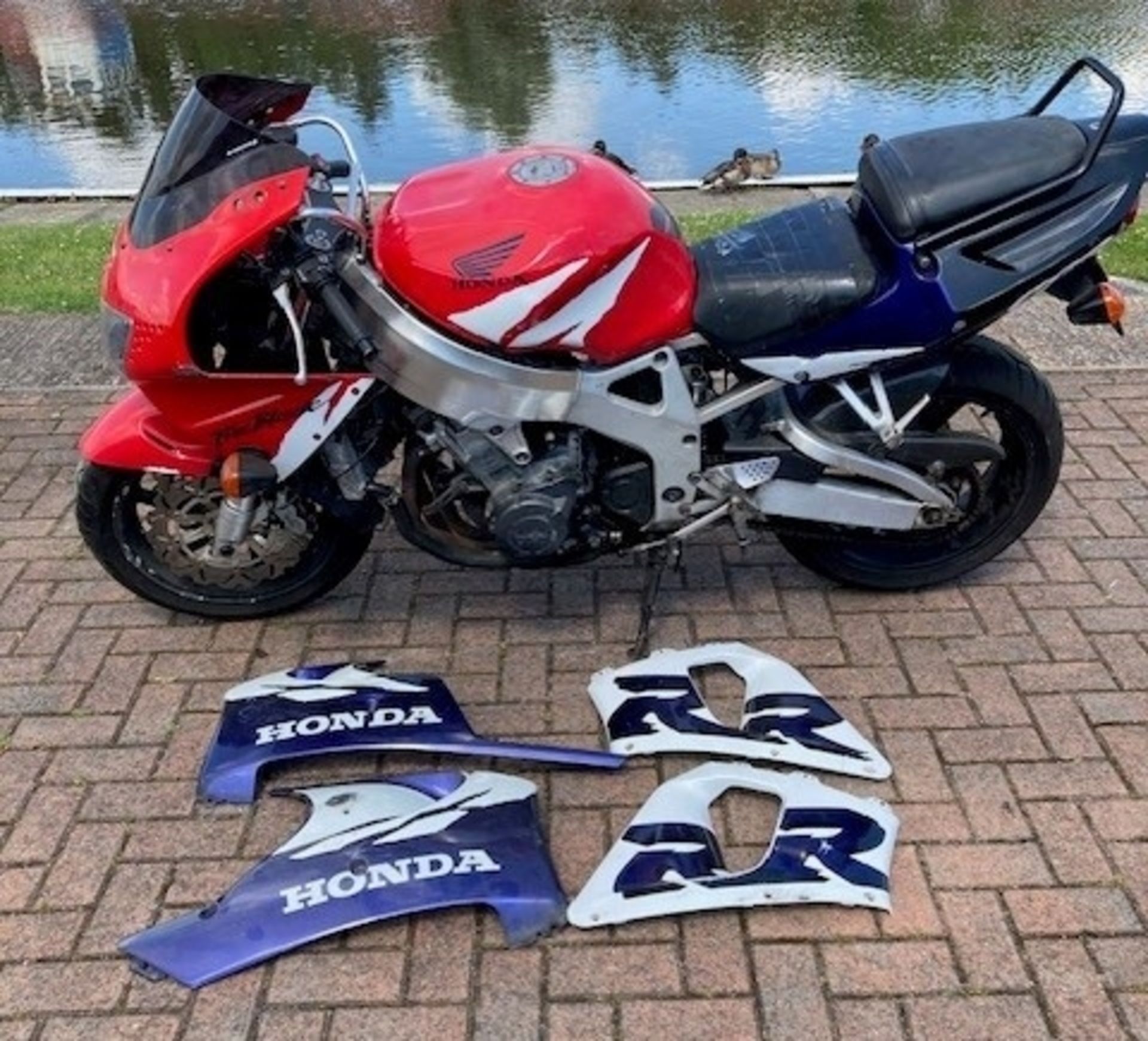 1999 Honda CBR900R, CAT D. Registration number T511 ARE. Frame number JH2SC33A0XM303067. Engine - Image 2 of 5