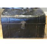 A tin trunk & box with contents of carpenters hand tools, to include box planes, smoothing planes,