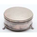 A silver trinket box, Birmingham 1921, hinge broken, 8.5cm