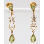 An Edwardian 15ct gold pair of peridot and pearl ear pendants, 31mm,2.4gm