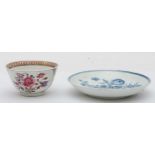 A Worcester/Caughley shallow dish, with butterfly decoration, 12cm and a New Hall tea bowl (2)