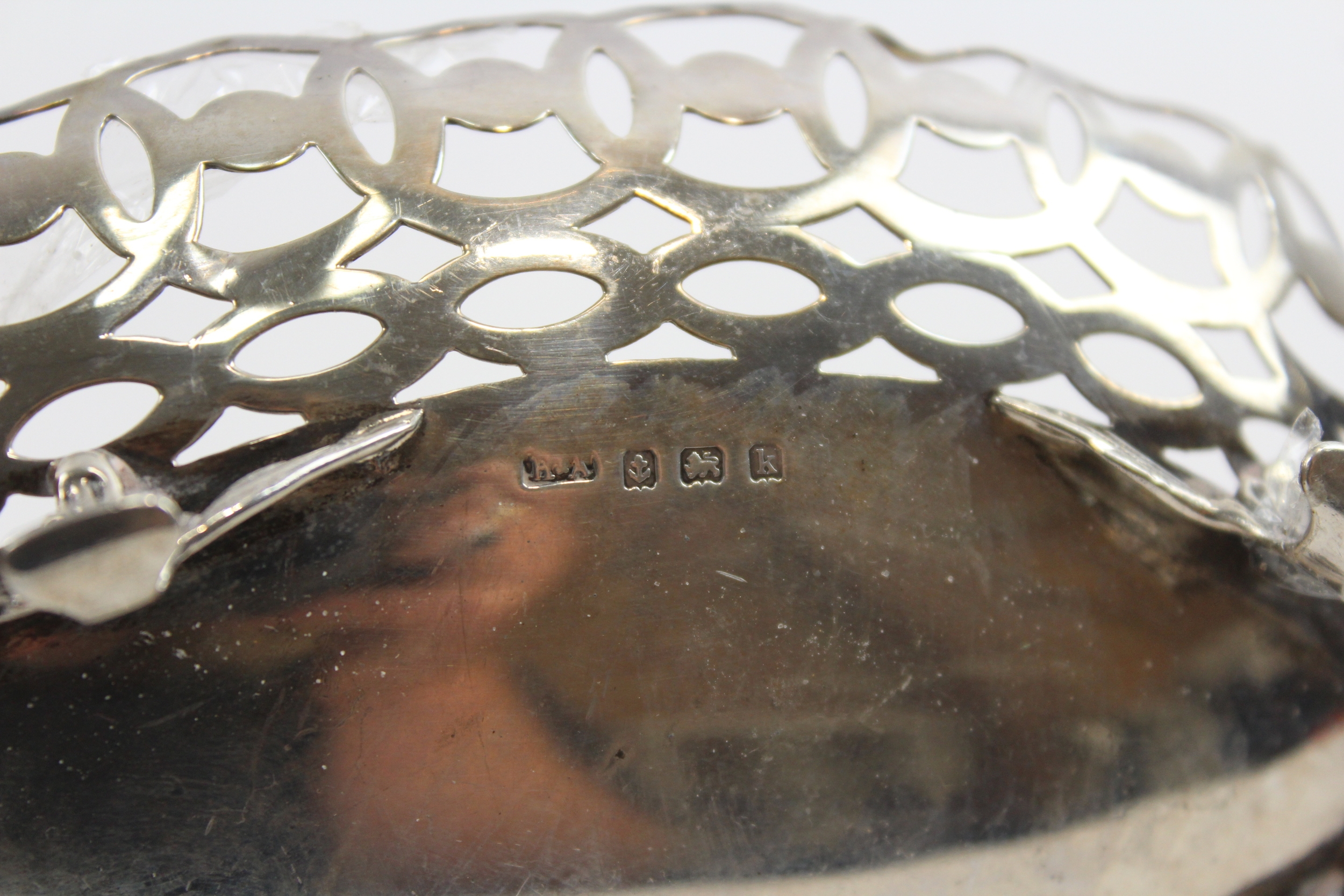 An Edwardian silver oval pierced basket, Birmingham 1909, cast handles, 20cm, 106gm - Image 7 of 7