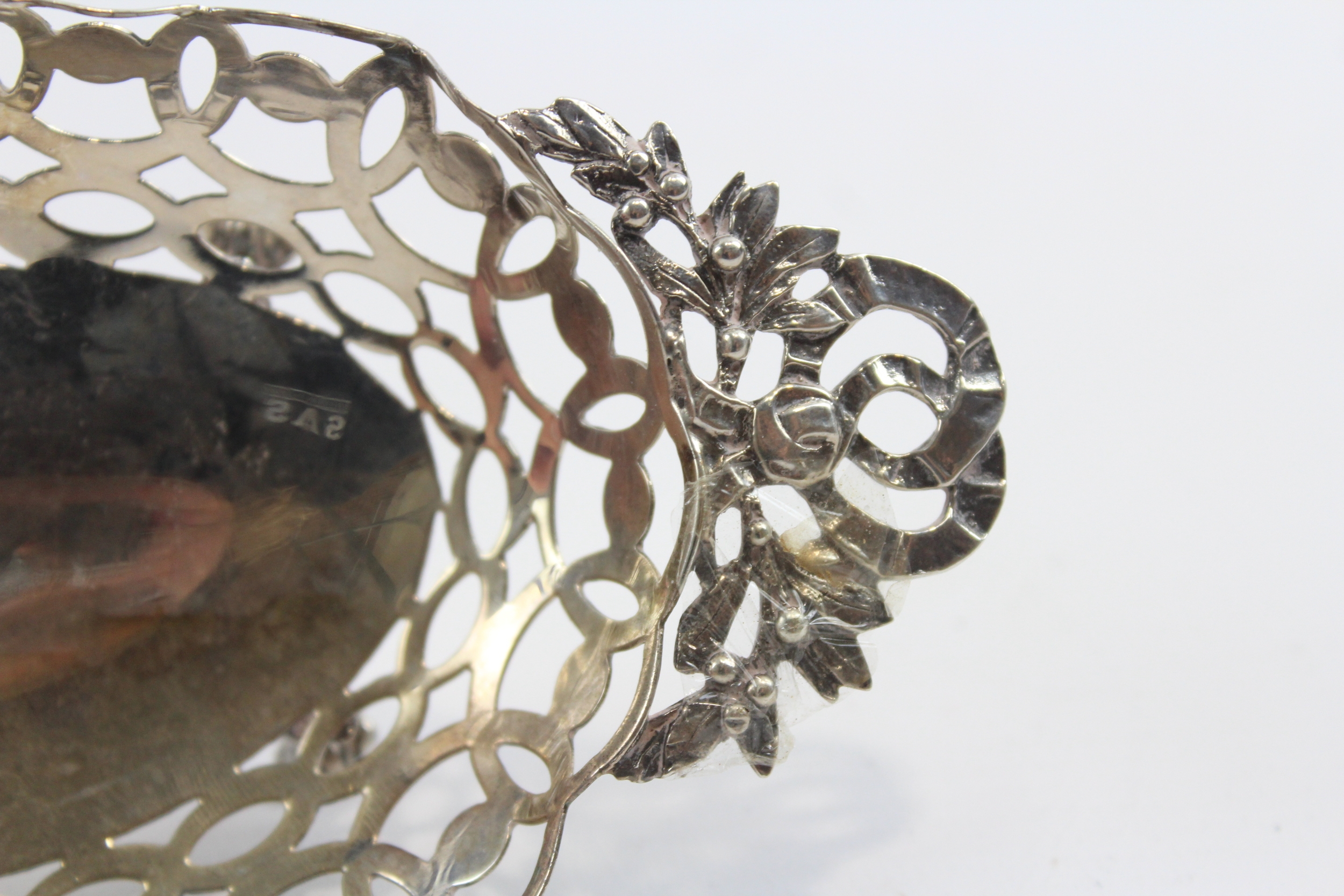 An Edwardian silver oval pierced basket, Birmingham 1909, cast handles, 20cm, 106gm - Image 5 of 7