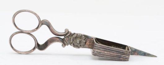 A pair of early 19th century Sheffield plate wick trimmers, 13.5cm.