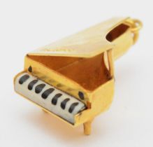 A 9ct gold grand piano charm, 2cm, 1.4gm.