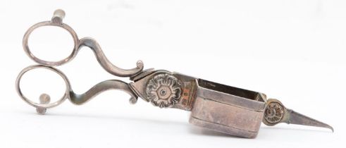 A pair of early 19th century Sheffield plate wick trimmers, 18cm.