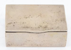 An Edward VII silver rectangular snuff box, Chester 1904, of plain form, 5 x 3.5 x 2cm, 35gm.