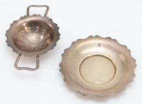 A George VI silver tea strainer and matching stand, Birmingham 1944, 1945, 11cm, 72gm.