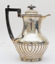 An Edwardian silver hot water pot, Birmingham 1901, 18cm, 345gm.