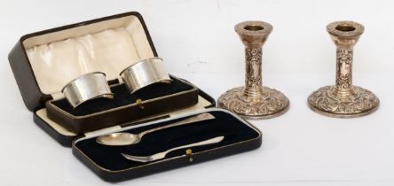 A George VI pair of silver napkin rings, Birmingham 1937, 48gm, cased, with a pair of silver