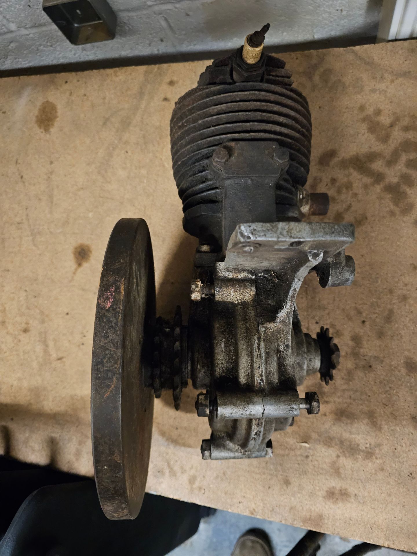 A vintage Peco engine with fly wheel, No T14. - Image 2 of 3