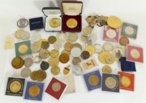 A collection of cased and loose commemorative coinage and other medallions.